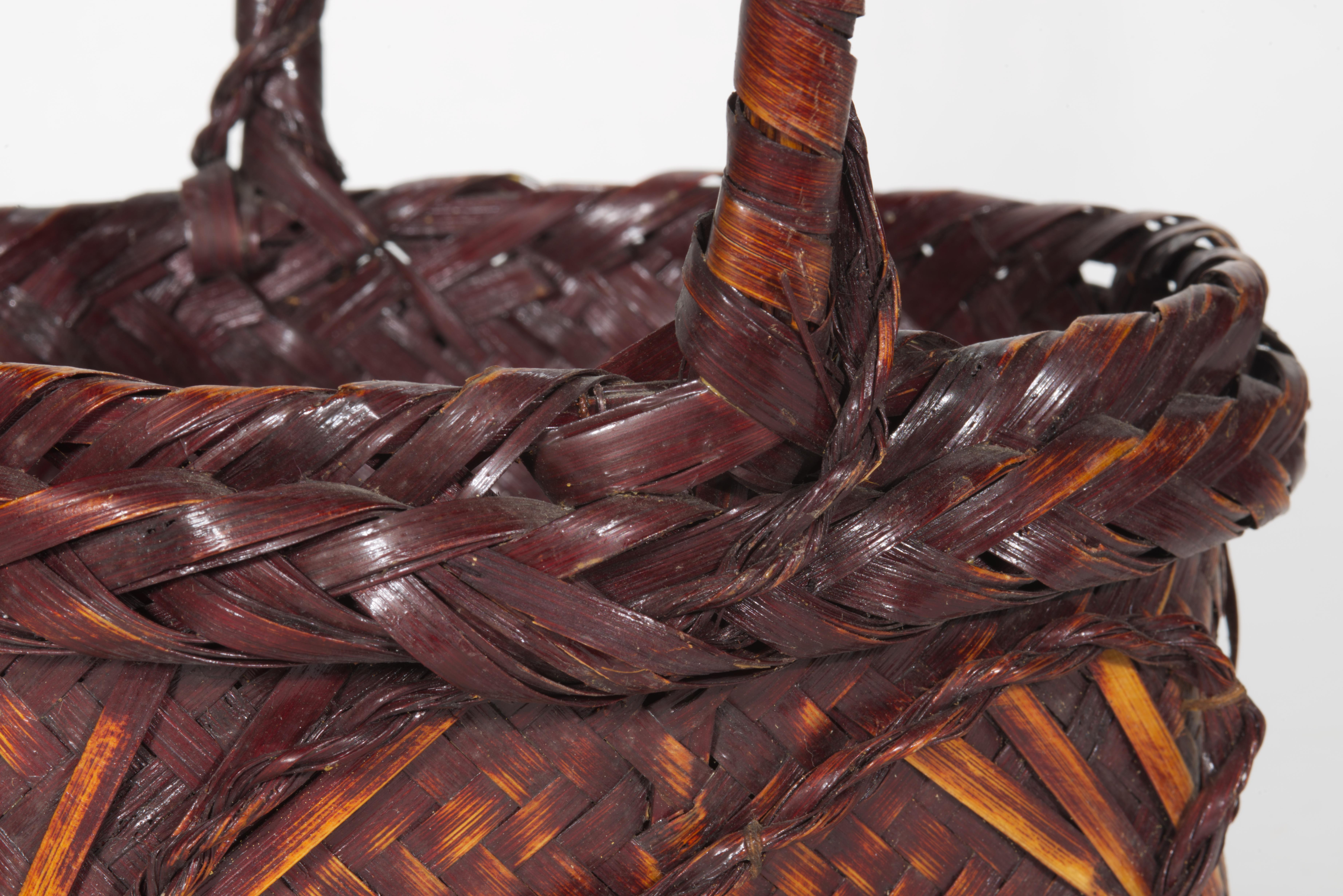 Japanese Susutake Bamboo Ikebana Basket with Textured Handle In Good Condition For Sale In Clifton Springs, NY