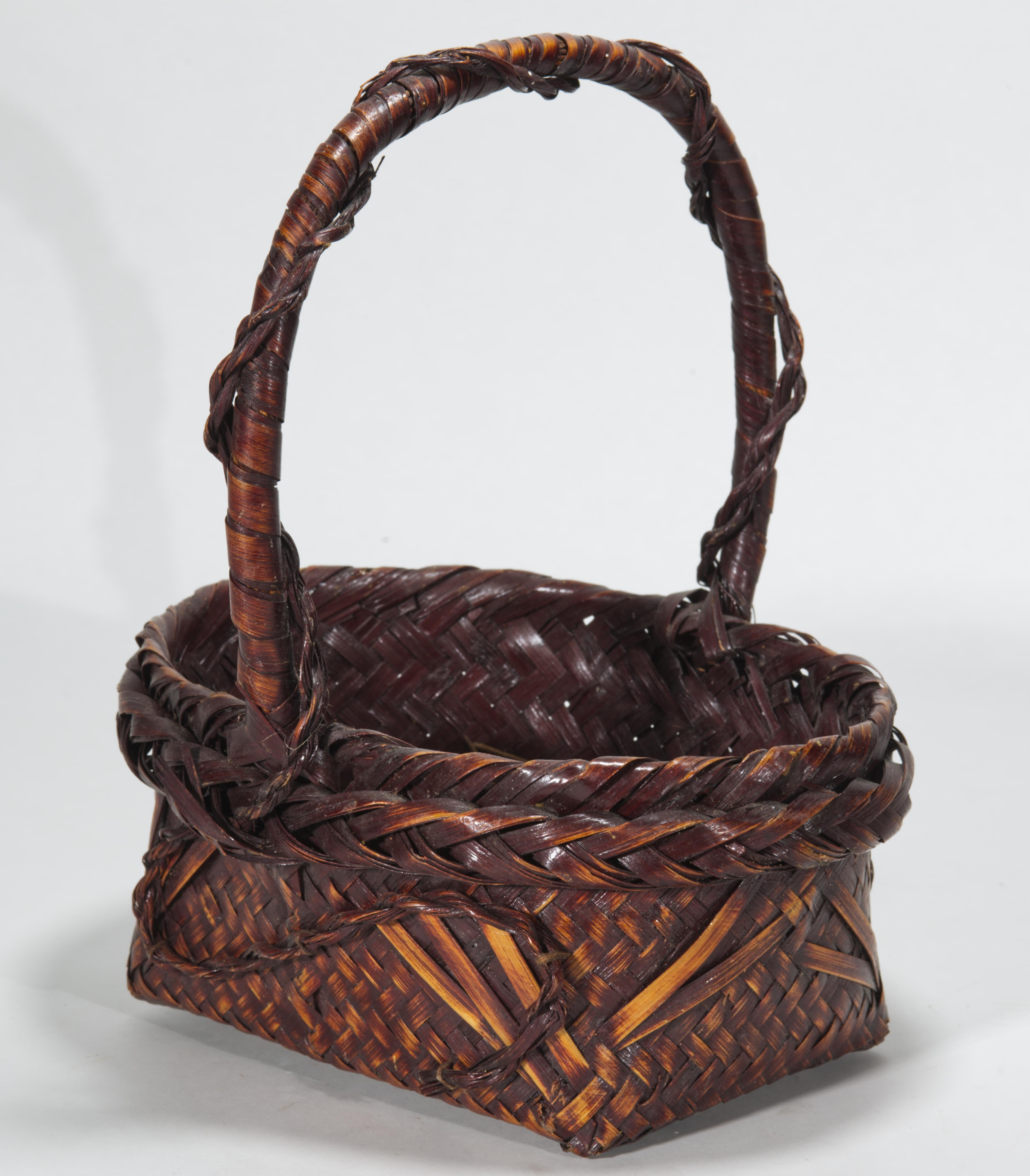 20th Century Japanese Susutake Bamboo Ikebana Basket with Textured Handle For Sale