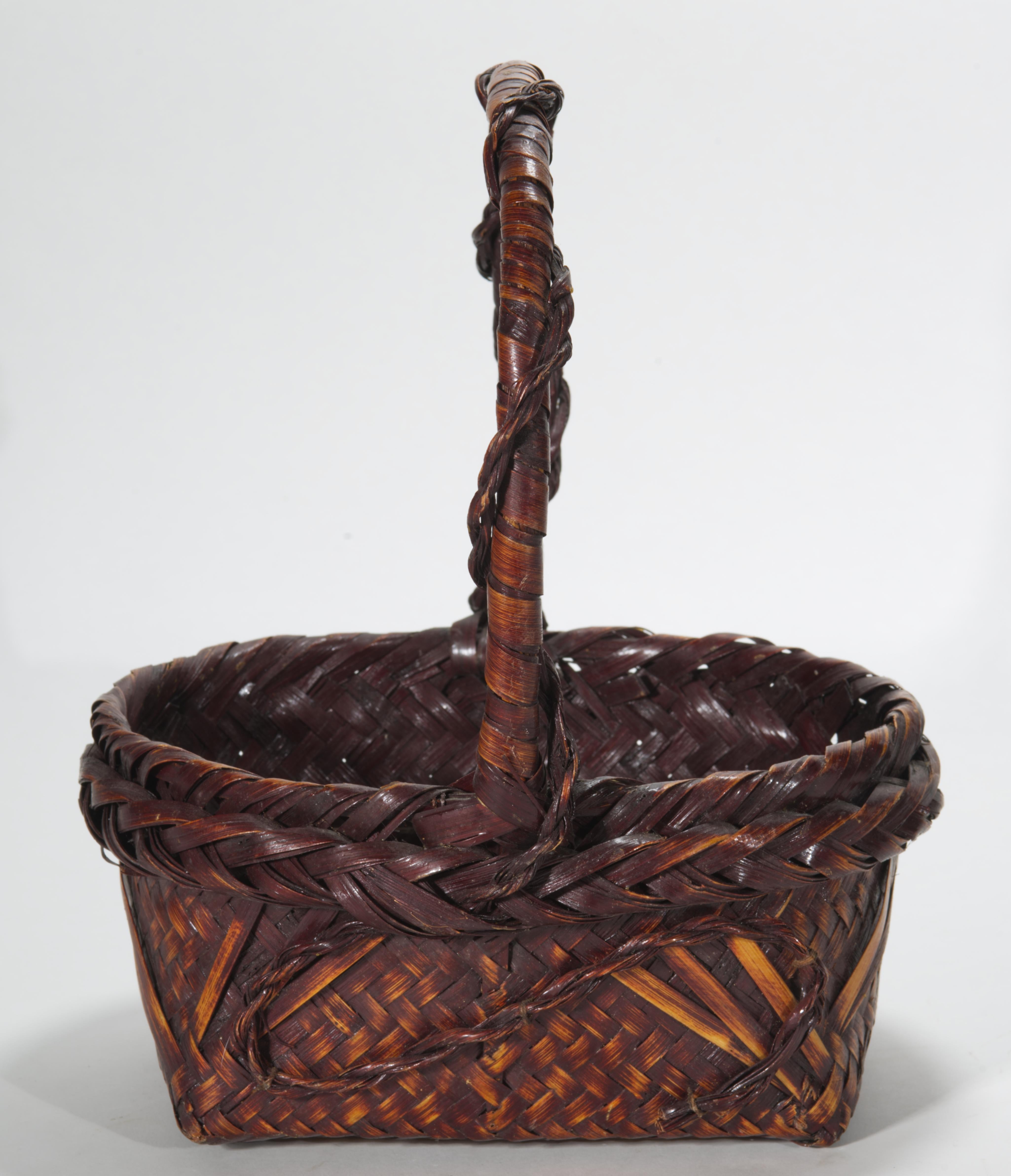 Japanese Susutake Bamboo Ikebana Basket with Textured Handle For Sale 1