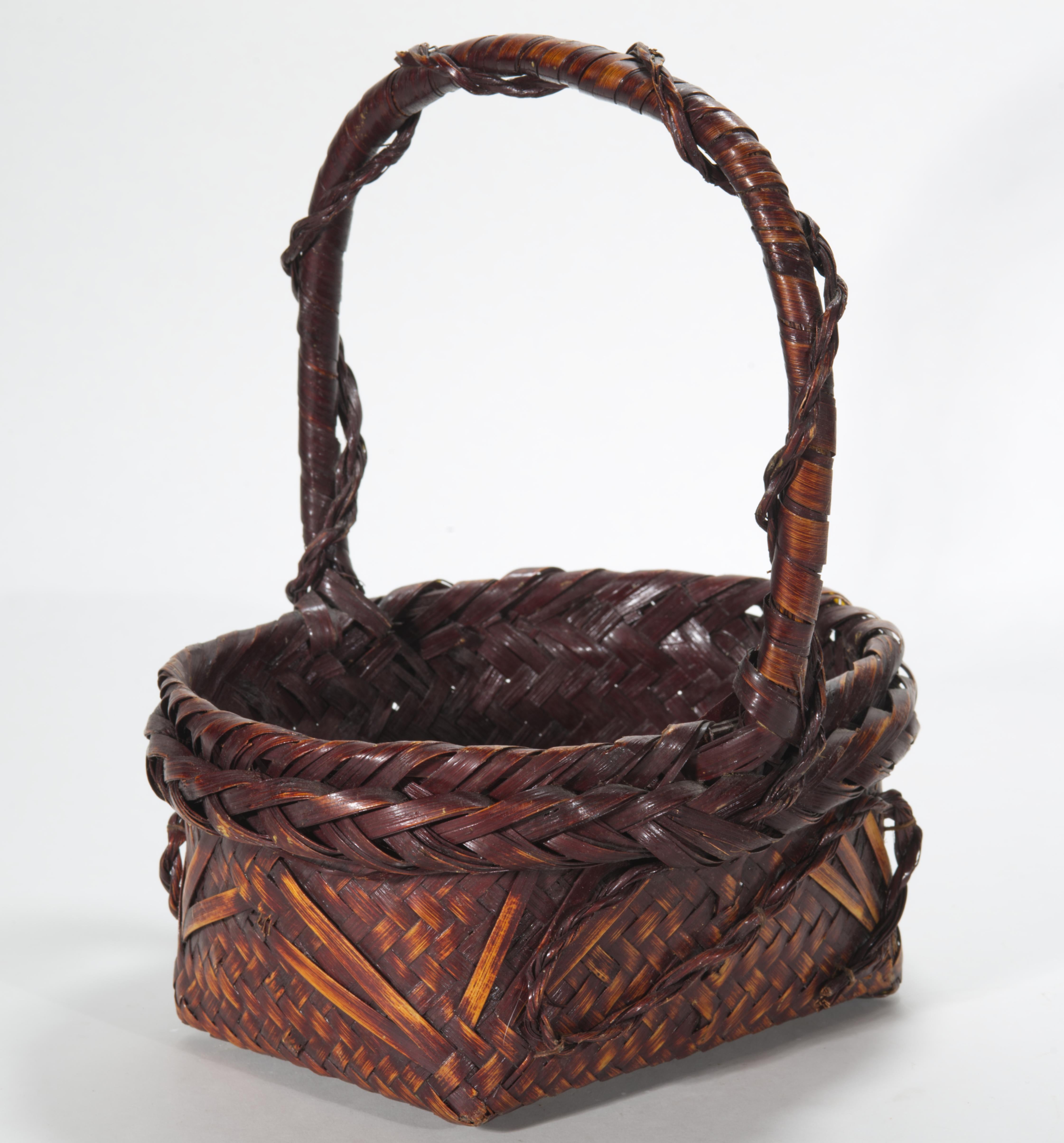 Japanese Susutake Bamboo Ikebana Basket with Textured Handle For Sale 2