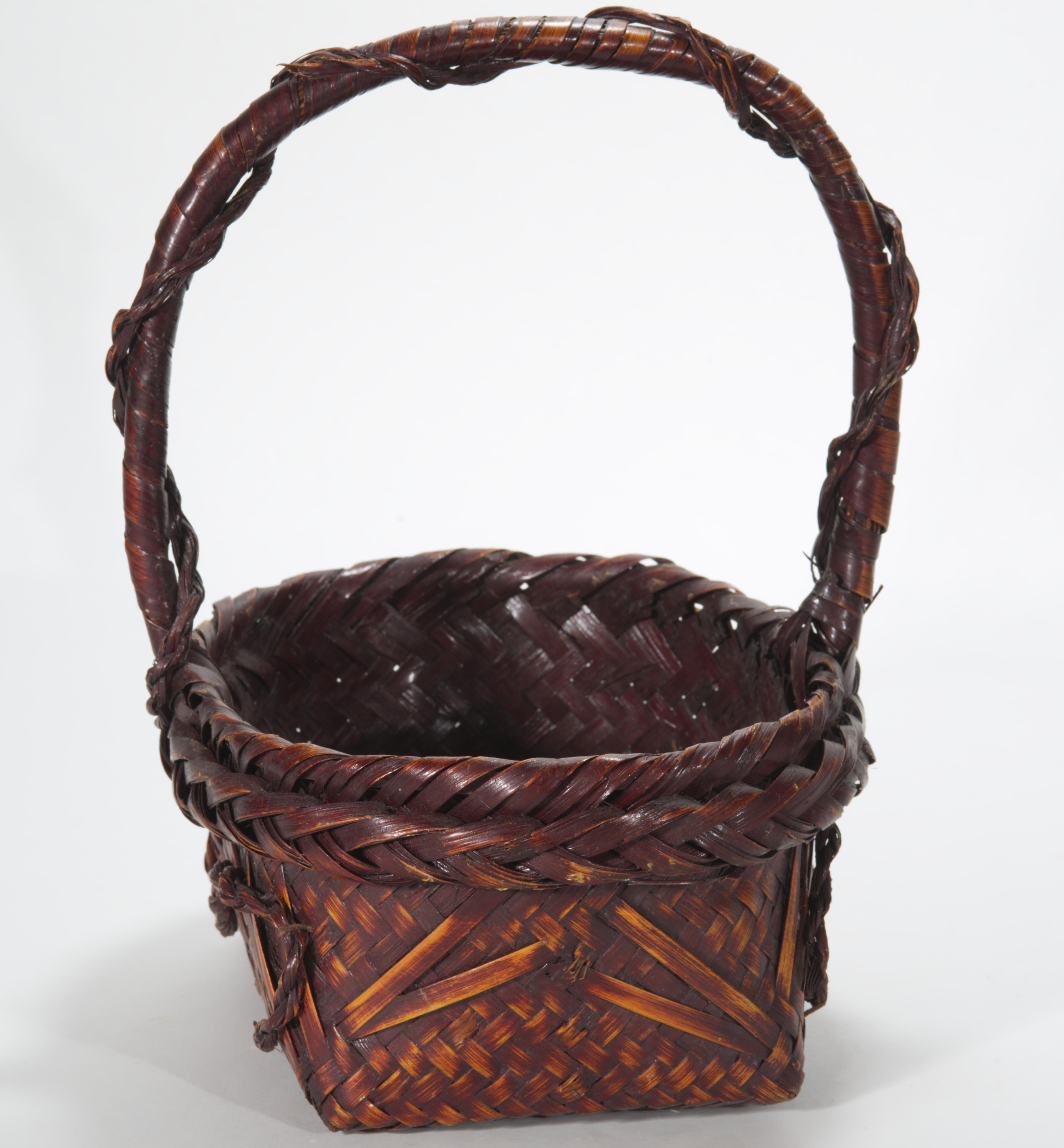 Japanese Susutake Bamboo Ikebana Basket with Textured Handle For Sale 3