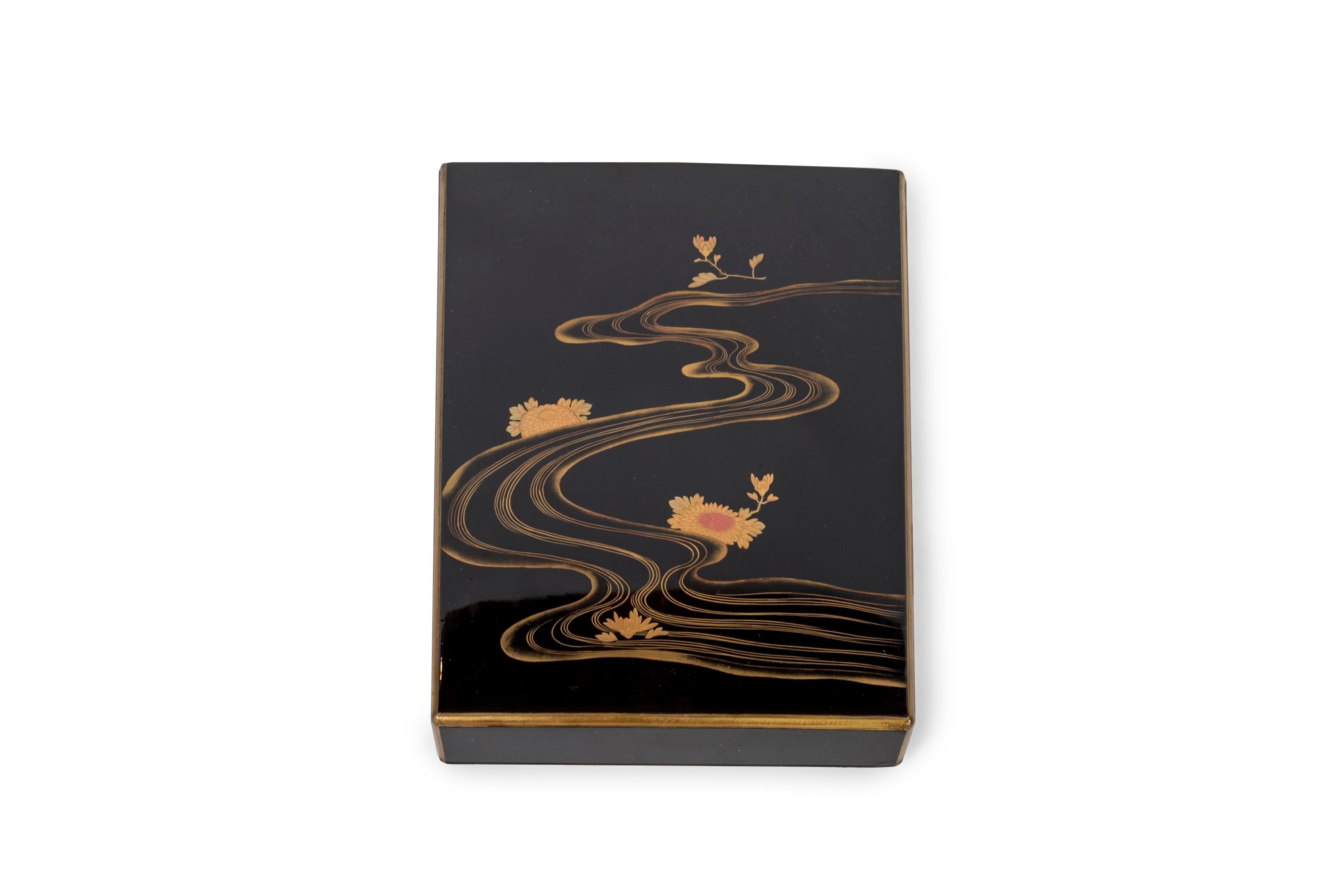 Japanese suzuribako lacquered box peony river In Good Condition For Sale In PARIS, FR