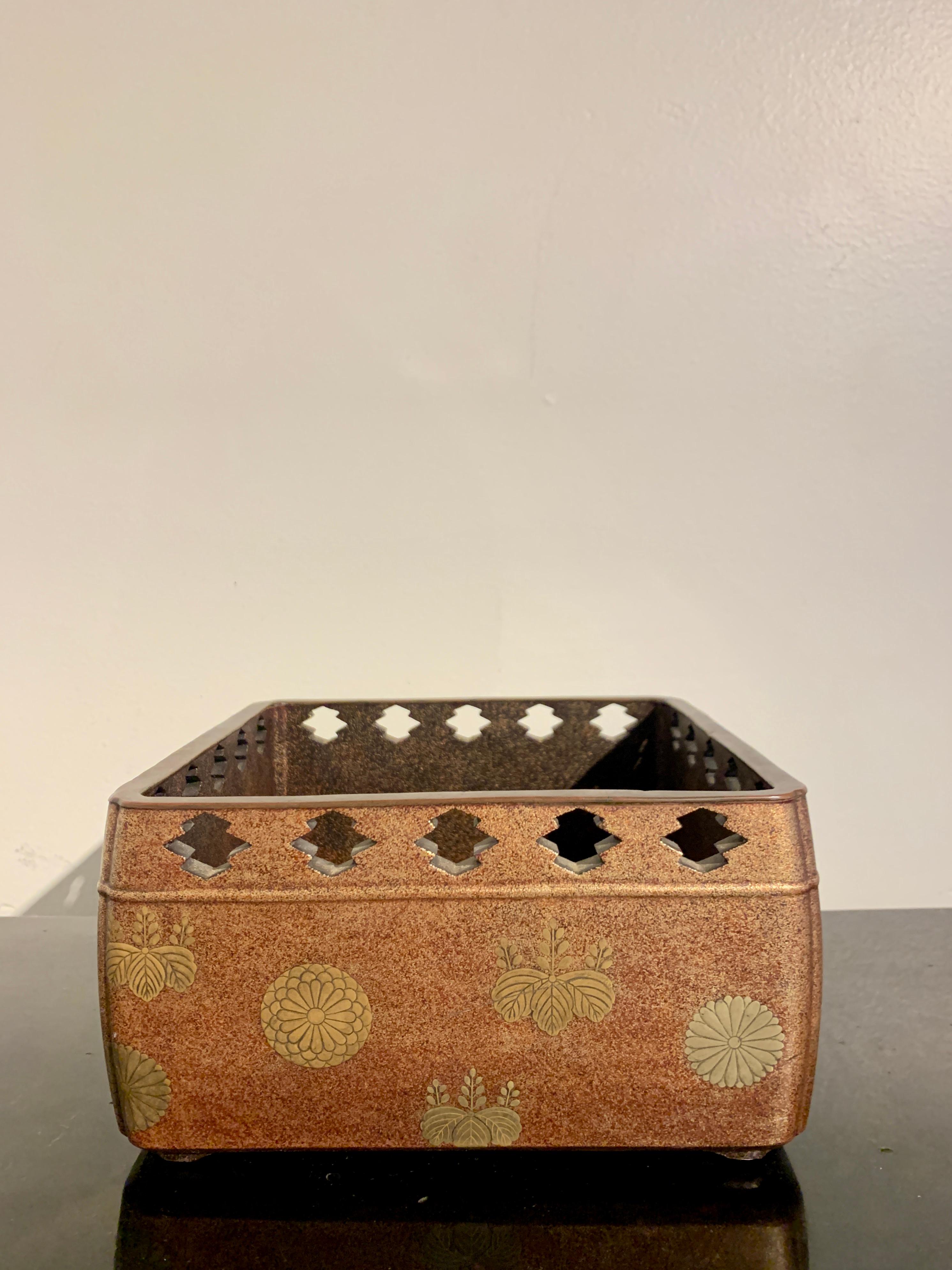 Japanese Tabako-Bon High Sided Tray with Imperial Mon, Meiji Period, Japan 2