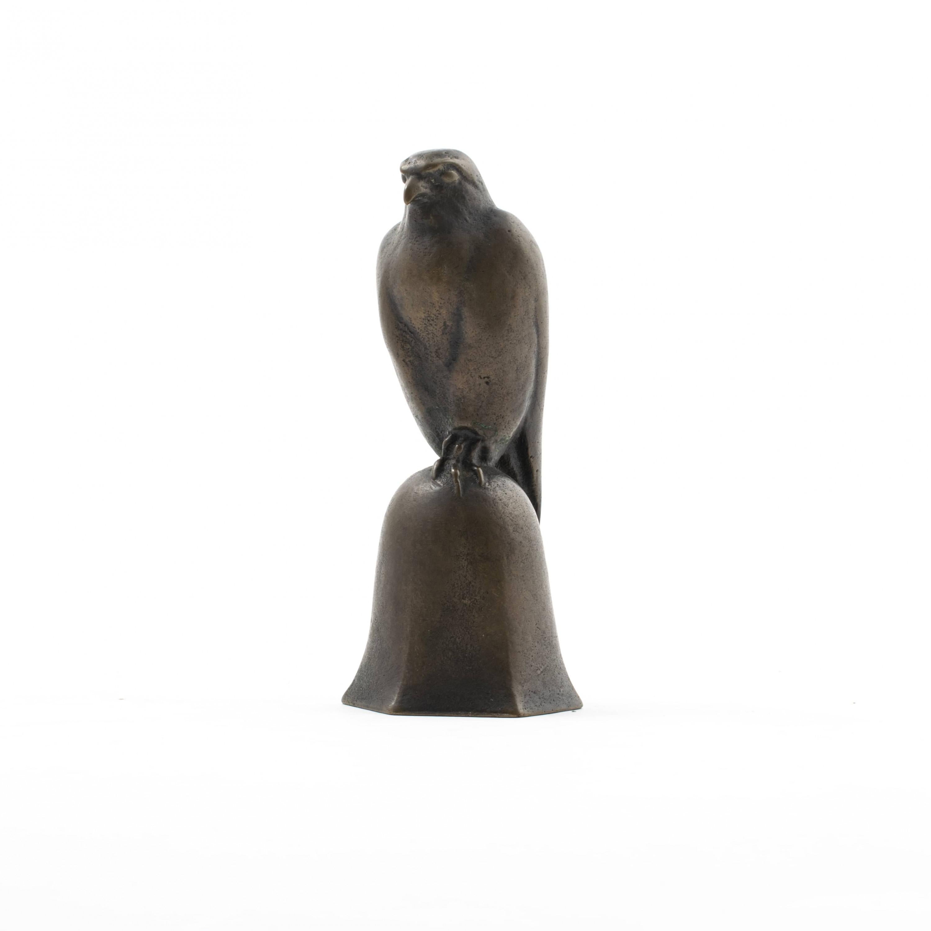 Japanese patinated bronze table bell.
A falcon sitting on a bell.
By Yamamuro Hyakusei 1900 - 1990.
Signed.