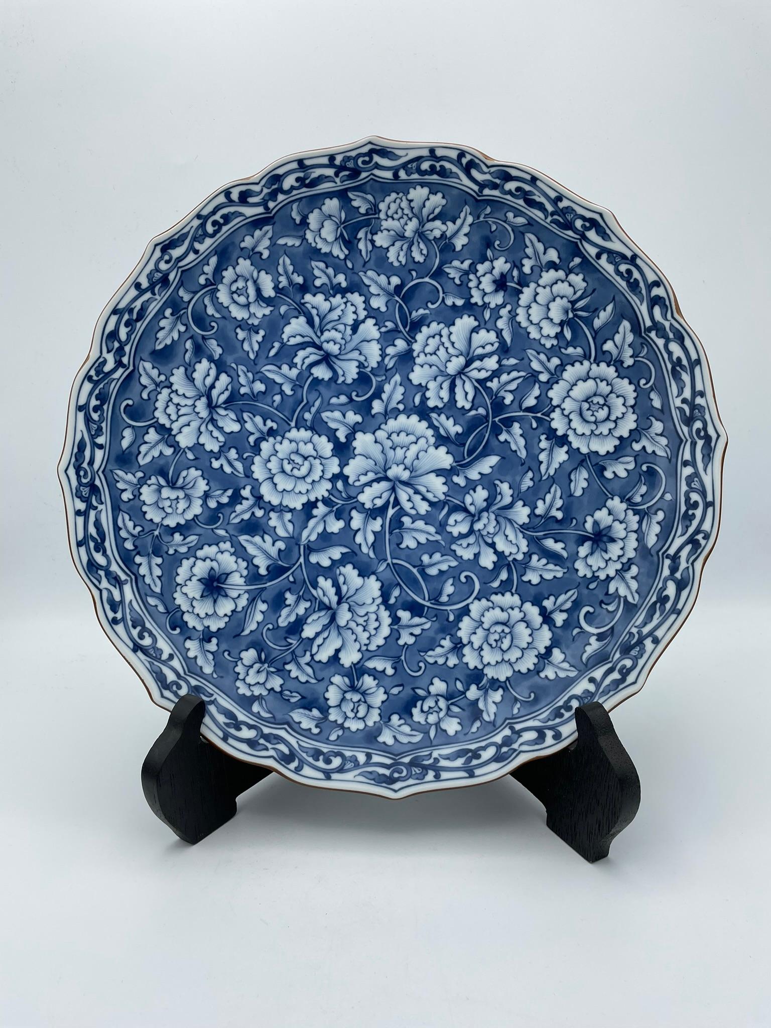 This is a sometsuke plate by Tachikichi (Company name).
It was made around 1970s in Showa era in Kyoto, Japan.
Sometsuke is a ceramic made by painting a pattern with a paint mainly composed of cobalt oxide and then heating it at high temperature