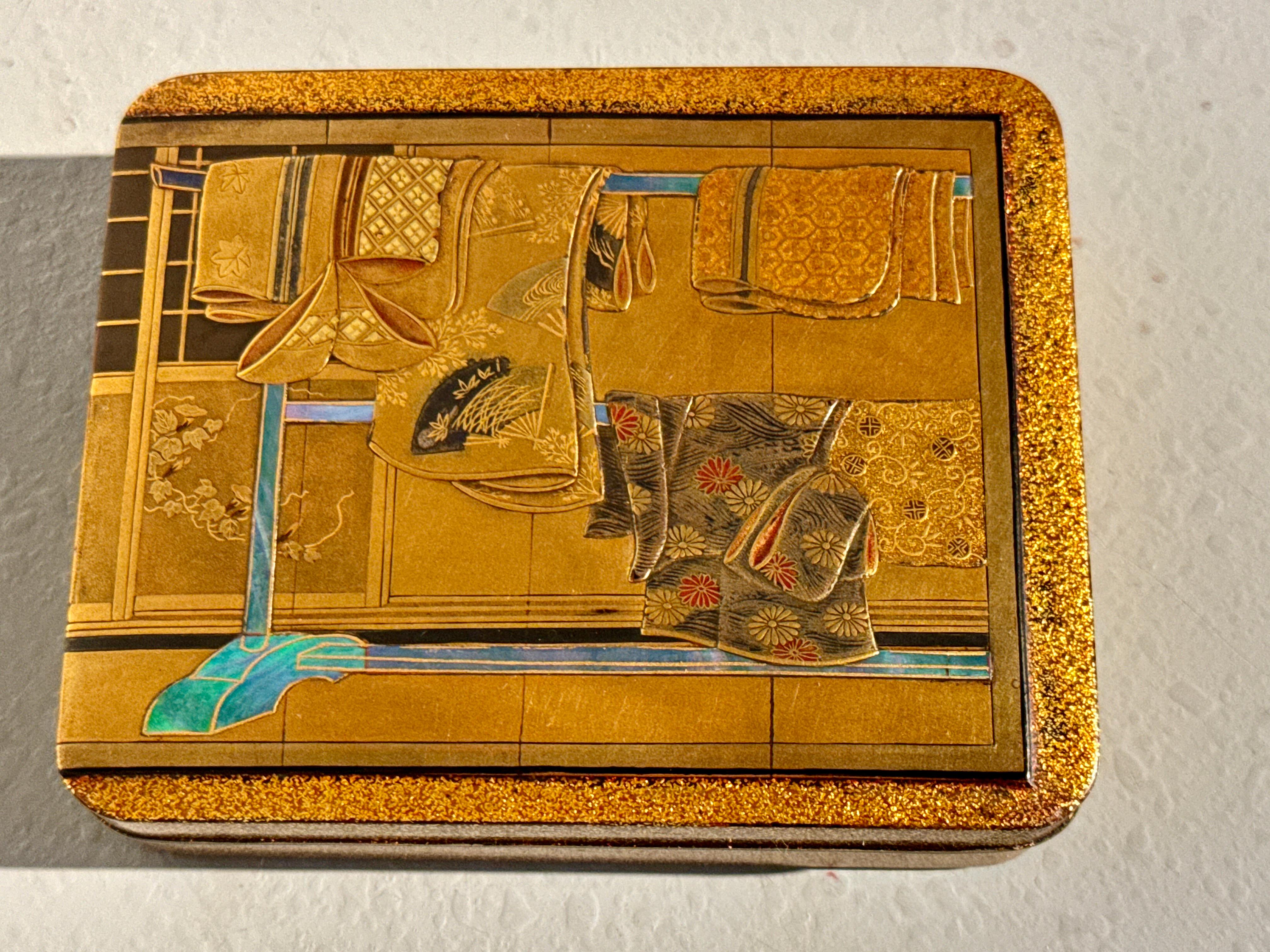 Boîte à encens japonaise Tagasode (Whose Sleeves ?) en laque, Kobako, période Meiji en vente 4