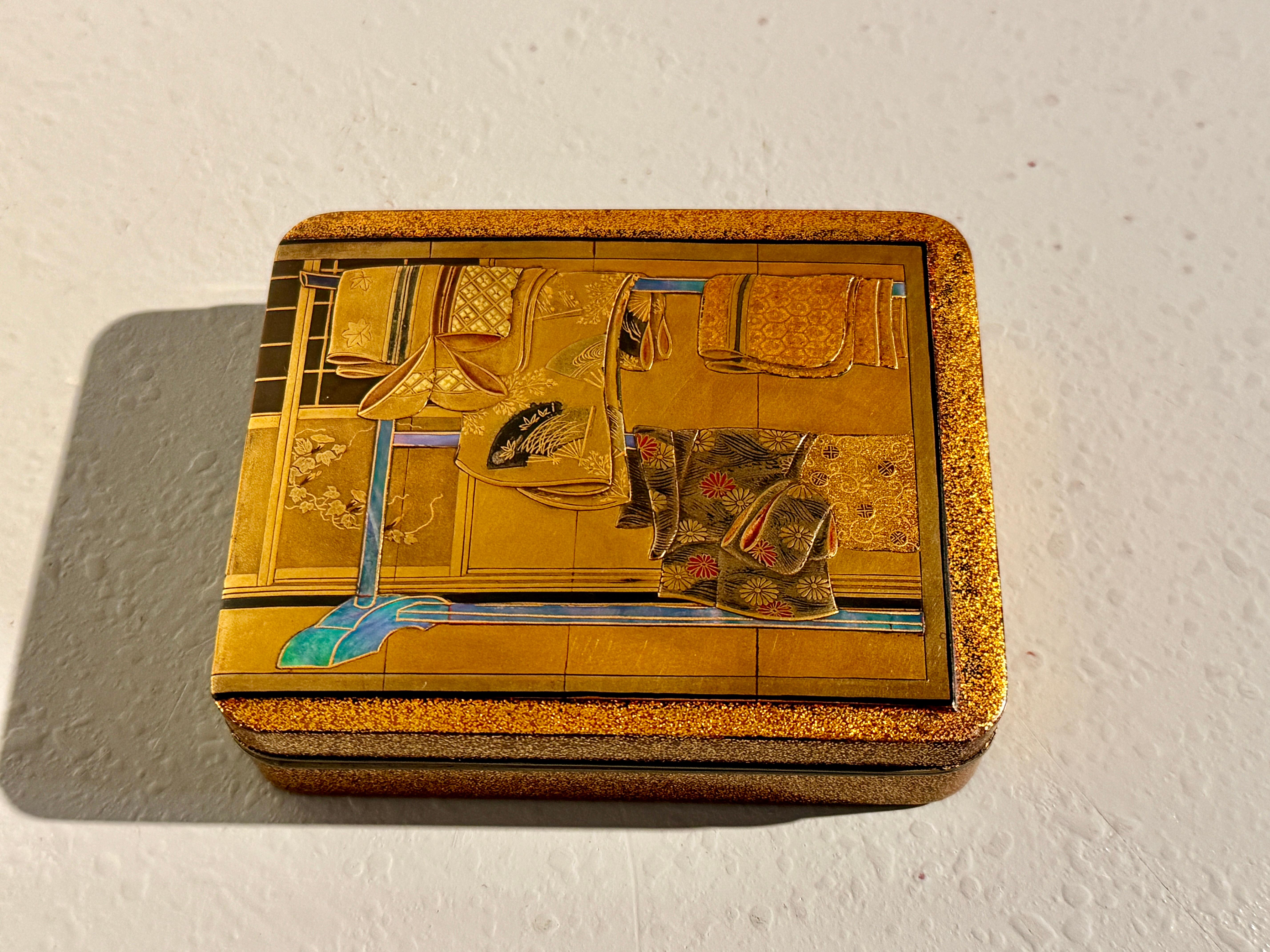 Une belle et inhabituelle boîte en laque japonaise pour accessoires d'encens, kobako, présentant un motif de tagasode (dont les manches ?), période Meiji, vers 1900, Japon.

Cette boîte exquise de forme rectangulaire simple est travaillée en laque