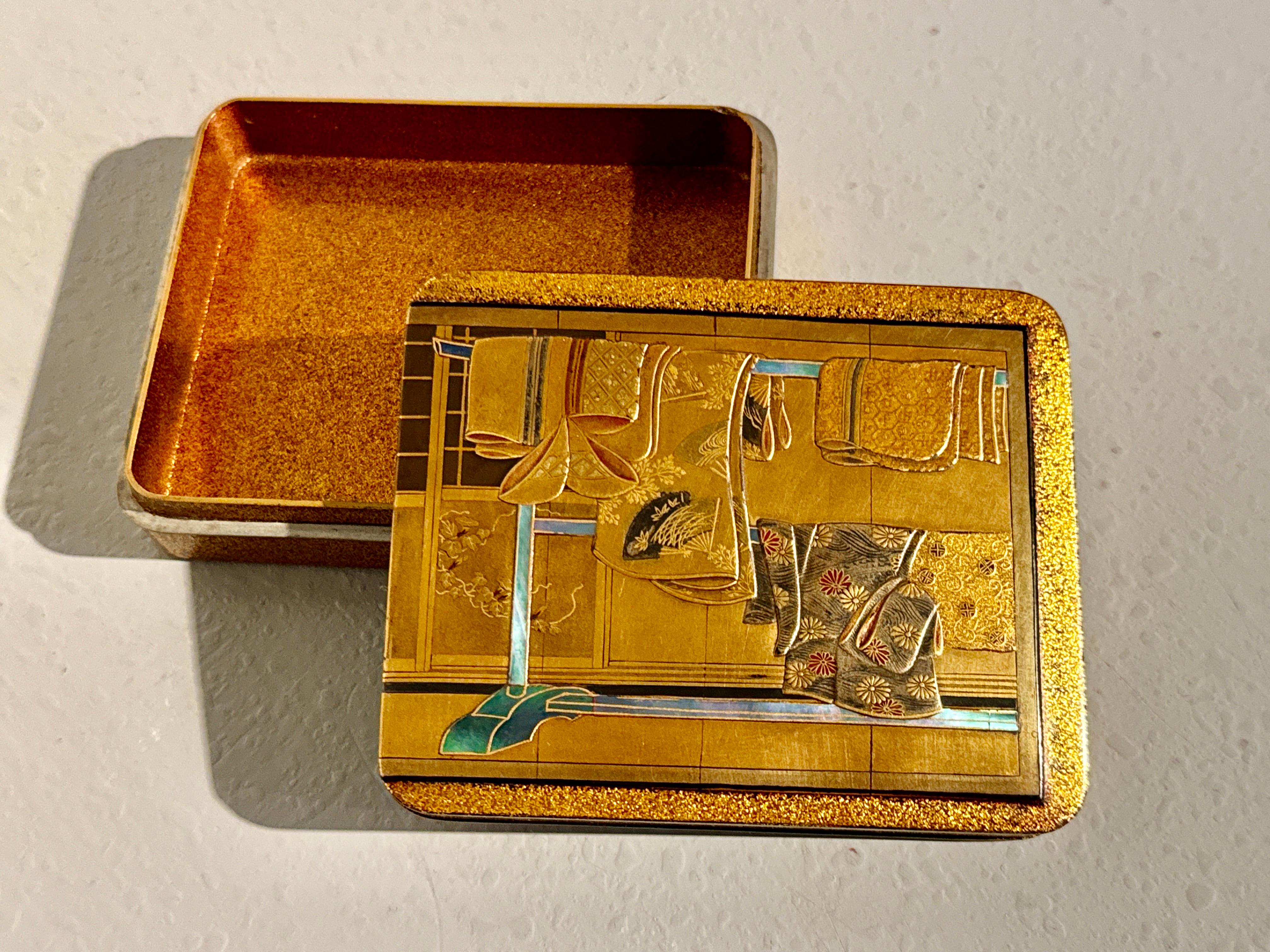 Début du 20ème siècle Boîte à encens japonaise Tagasode (Whose Sleeves ?) en laque, Kobako, période Meiji en vente