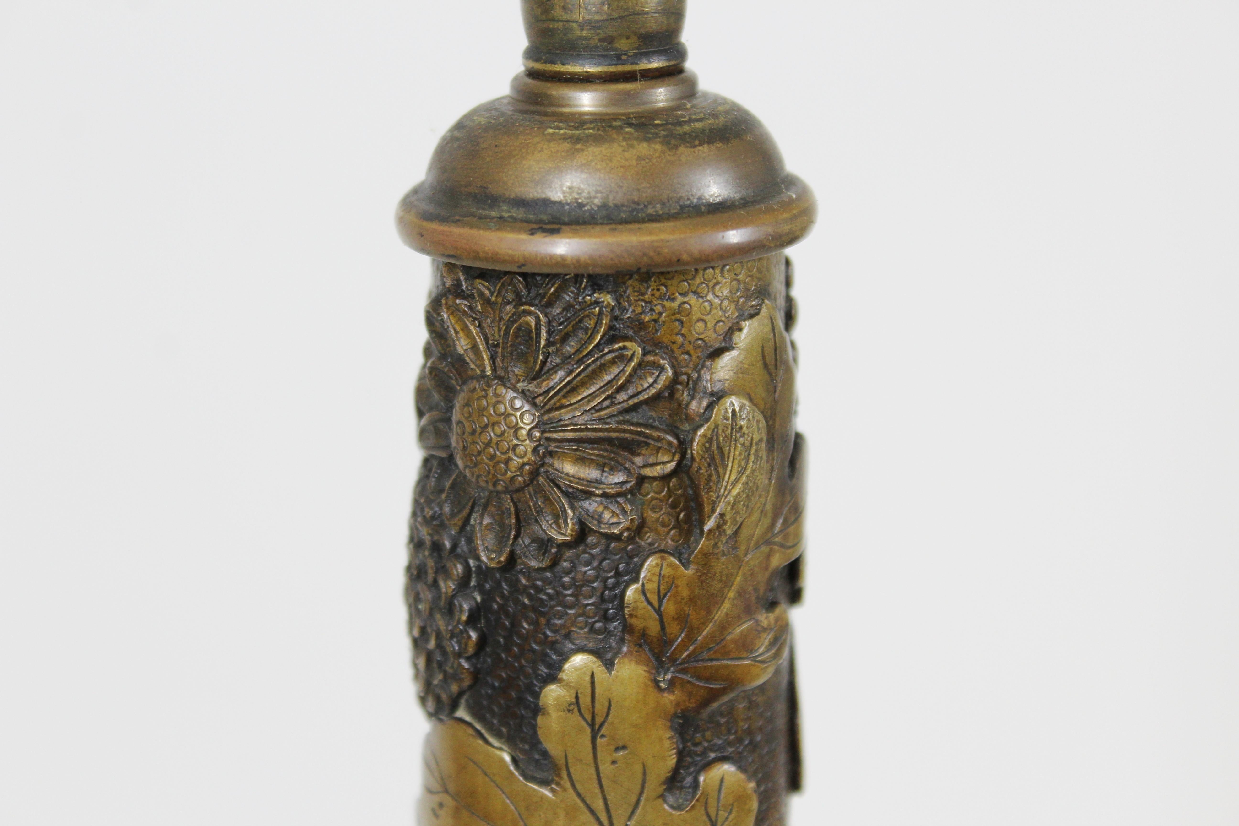 Japanese Taisho Art Nouveau Bronze Table Lamp with Chrysanthemums and Oak Leaves For Sale 7