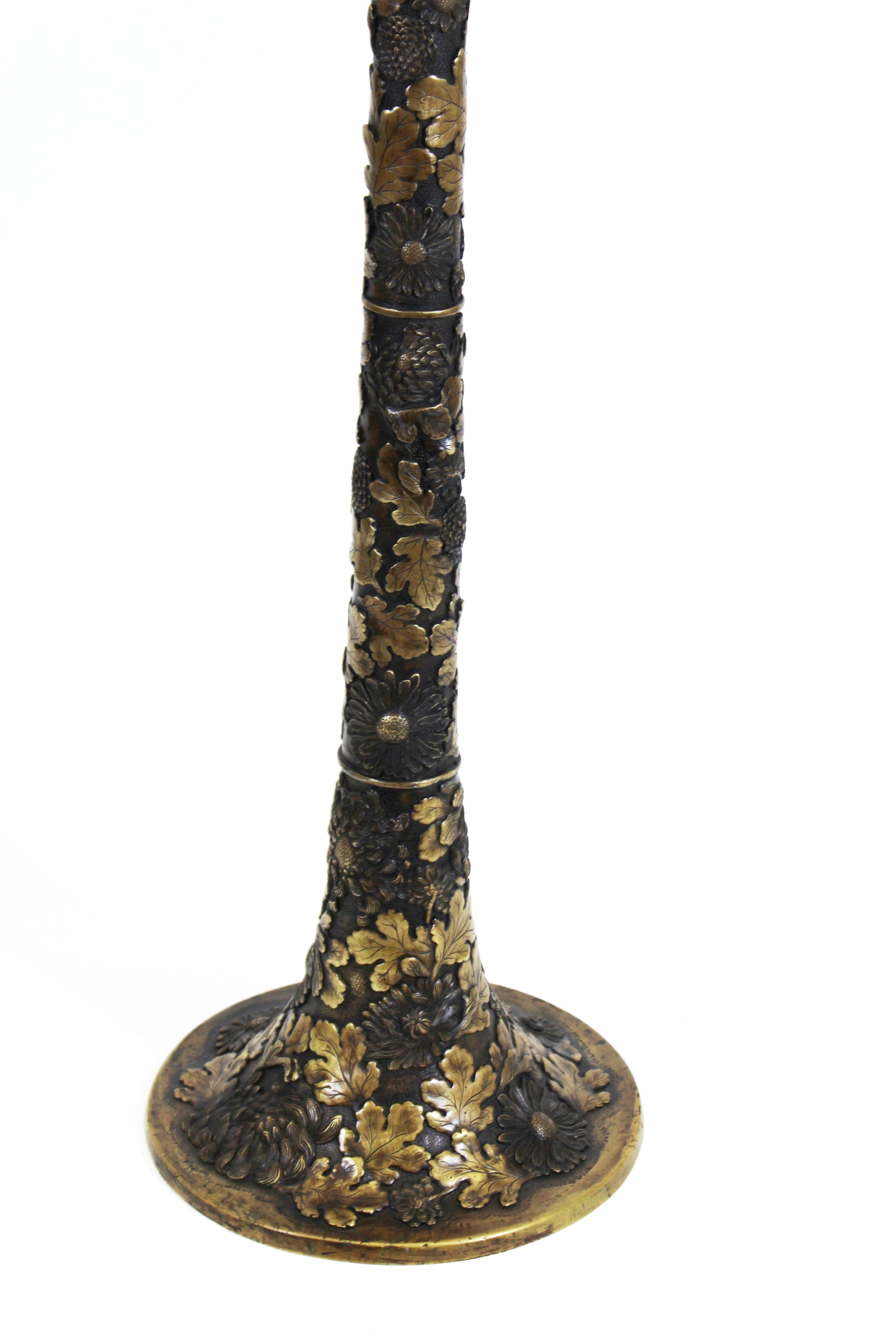 Japanische Jugendstil-Tischlampe aus Taisho-Bronze mit kompliziertem Blumenmuster aus Chrysanthemen und Eichenblättern. Die Chrysantheme ist eines der wichtigsten Symbole der japanischen Kultur und repräsentiert das Land sowie das kaiserliche Siegel