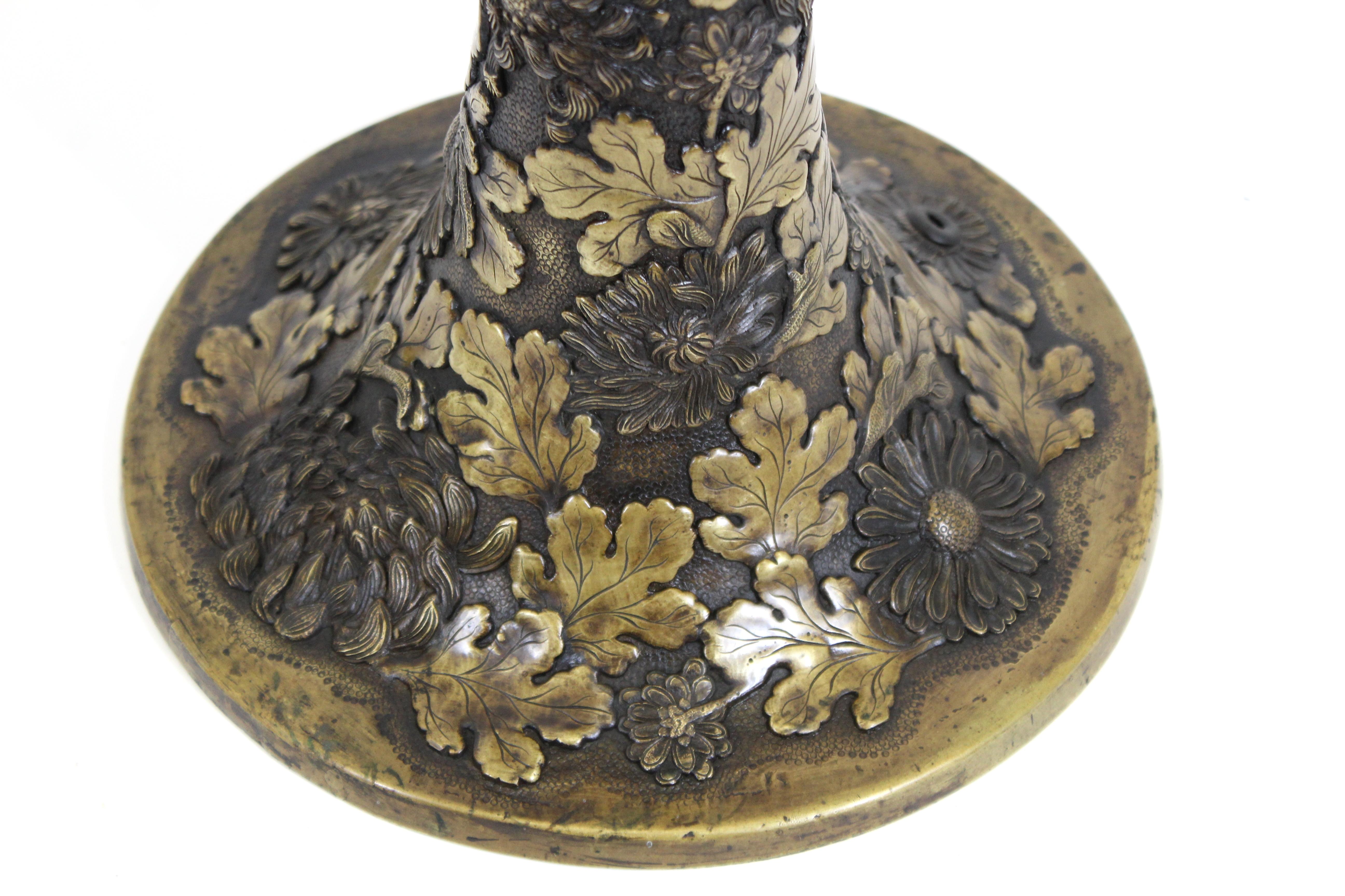 Japanese Taisho Art Nouveau Bronze Table Lamp with Chrysanthemums and Oak Leaves In Good Condition For Sale In New York, NY
