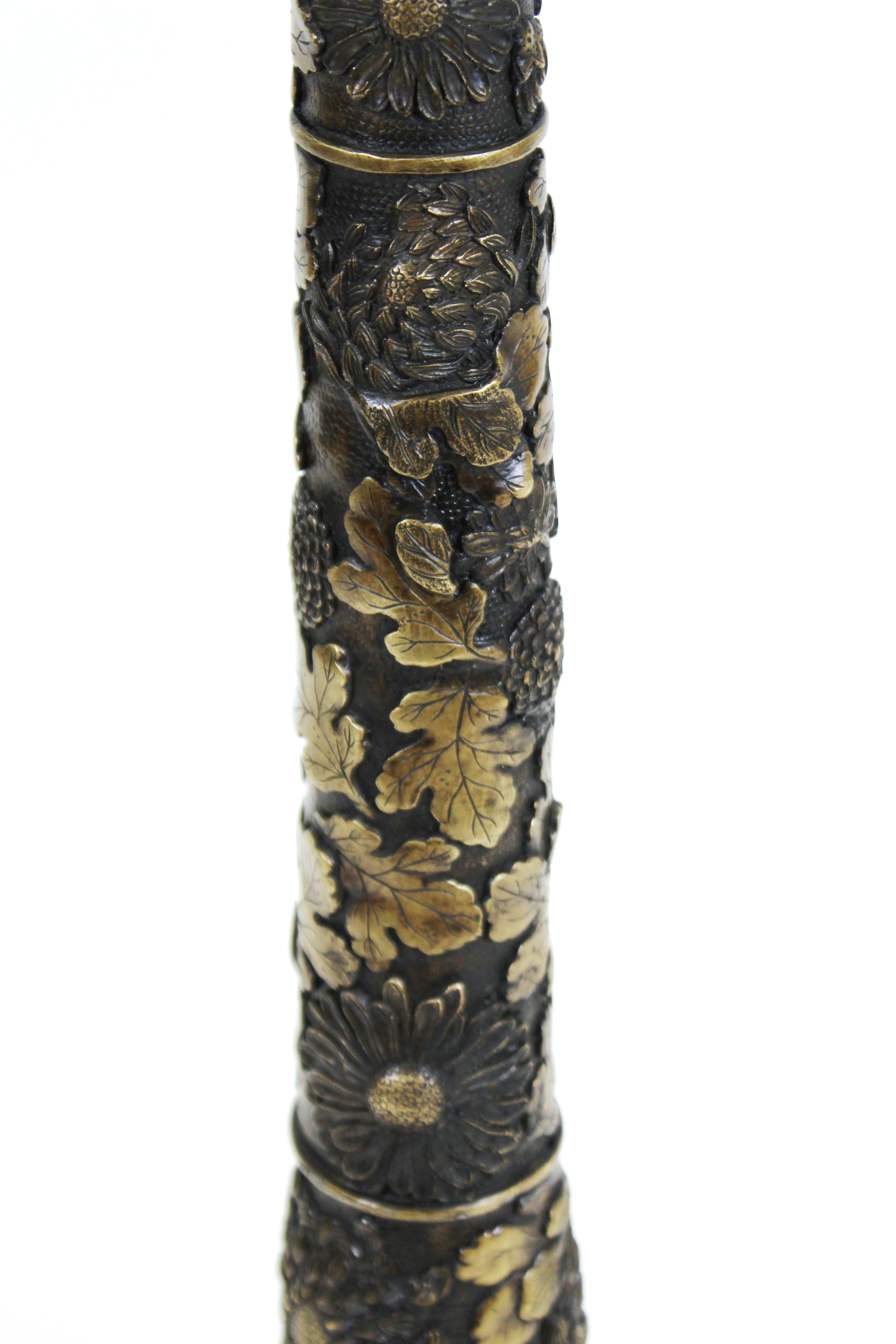 Japanische japanische Taisho-Tischlampe aus Bronze im Art nouveau-Stil mit Chrysanthemen und Eichenblättern (Frühes 20. Jahrhundert) im Angebot