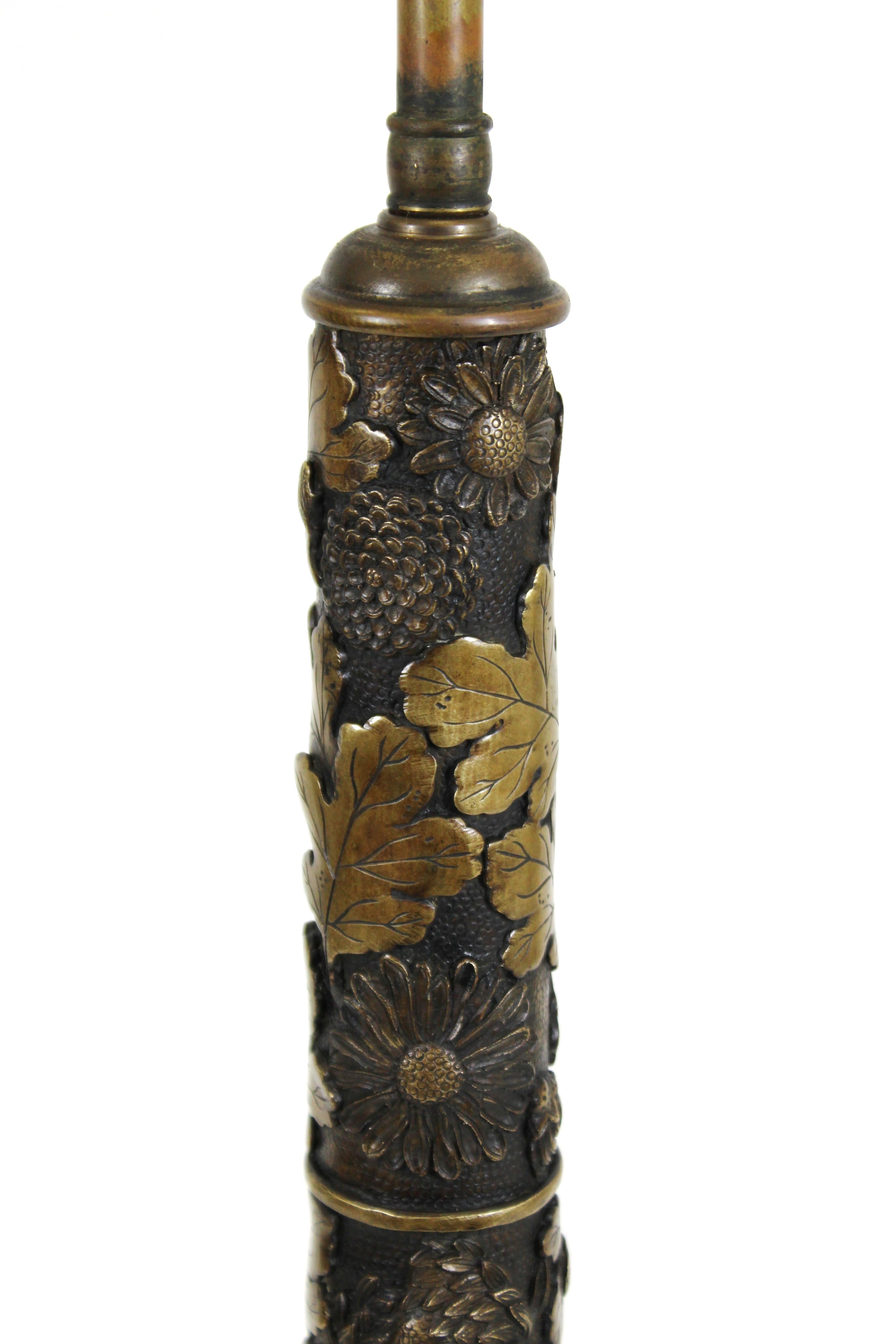 Japanese Taisho Art Nouveau Bronze Table Lamp with Chrysanthemums and Oak Leaves For Sale 1
