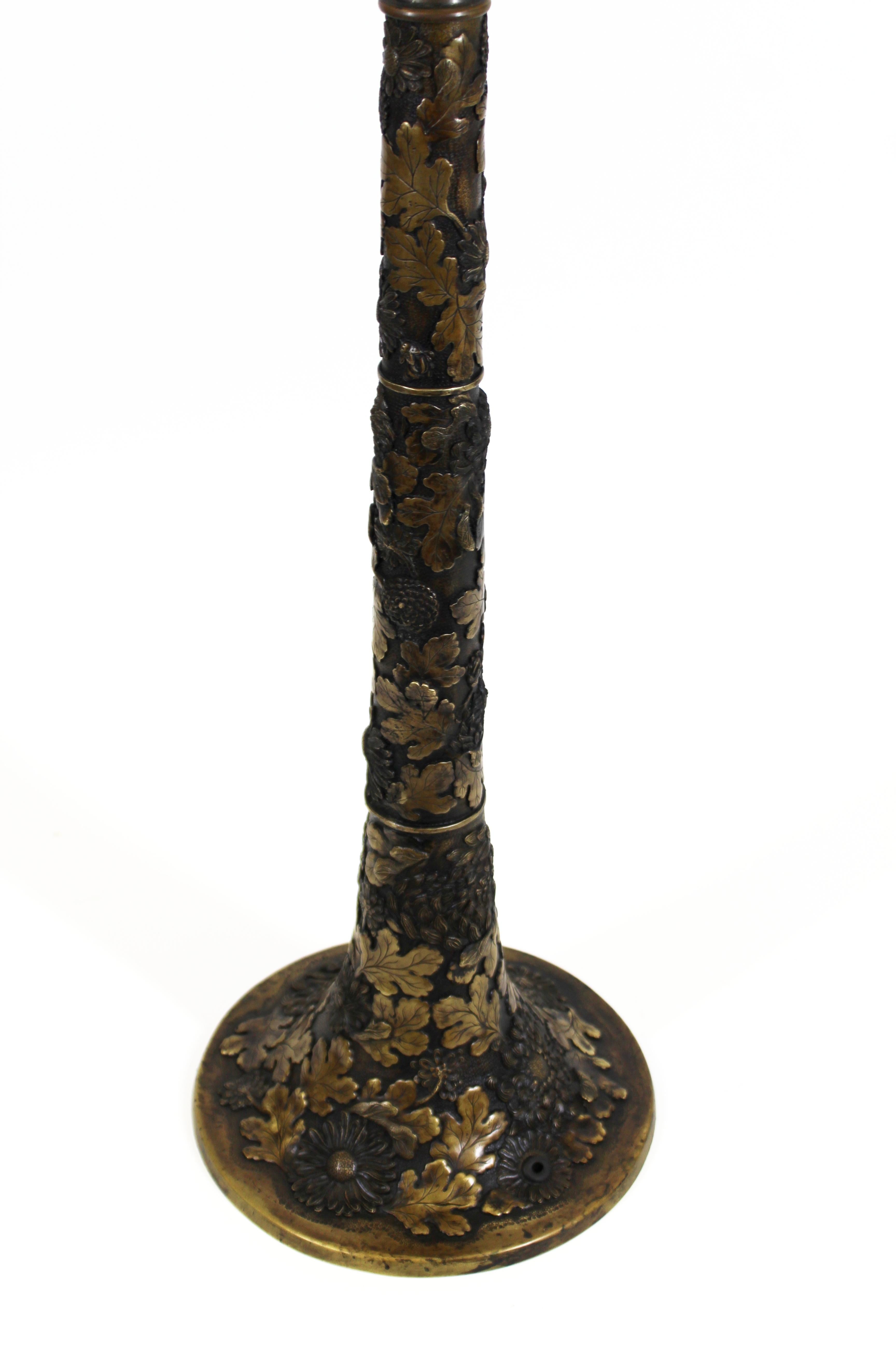 Japanese Taisho Art Nouveau Bronze Table Lamp with Chrysanthemums and Oak Leaves For Sale 3