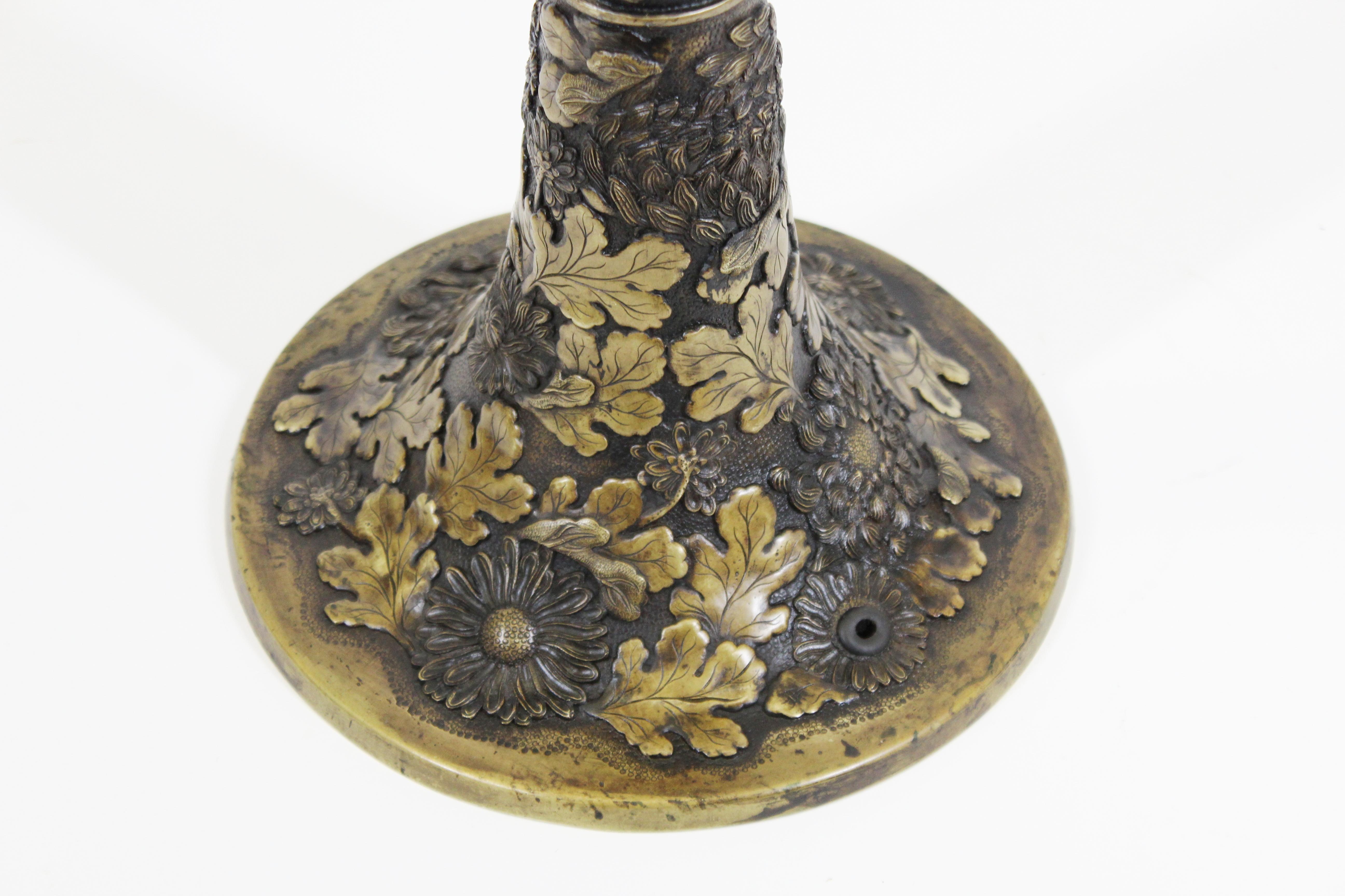 Japanese Taisho Art Nouveau Bronze Table Lamp with Chrysanthemums and Oak Leaves For Sale 4