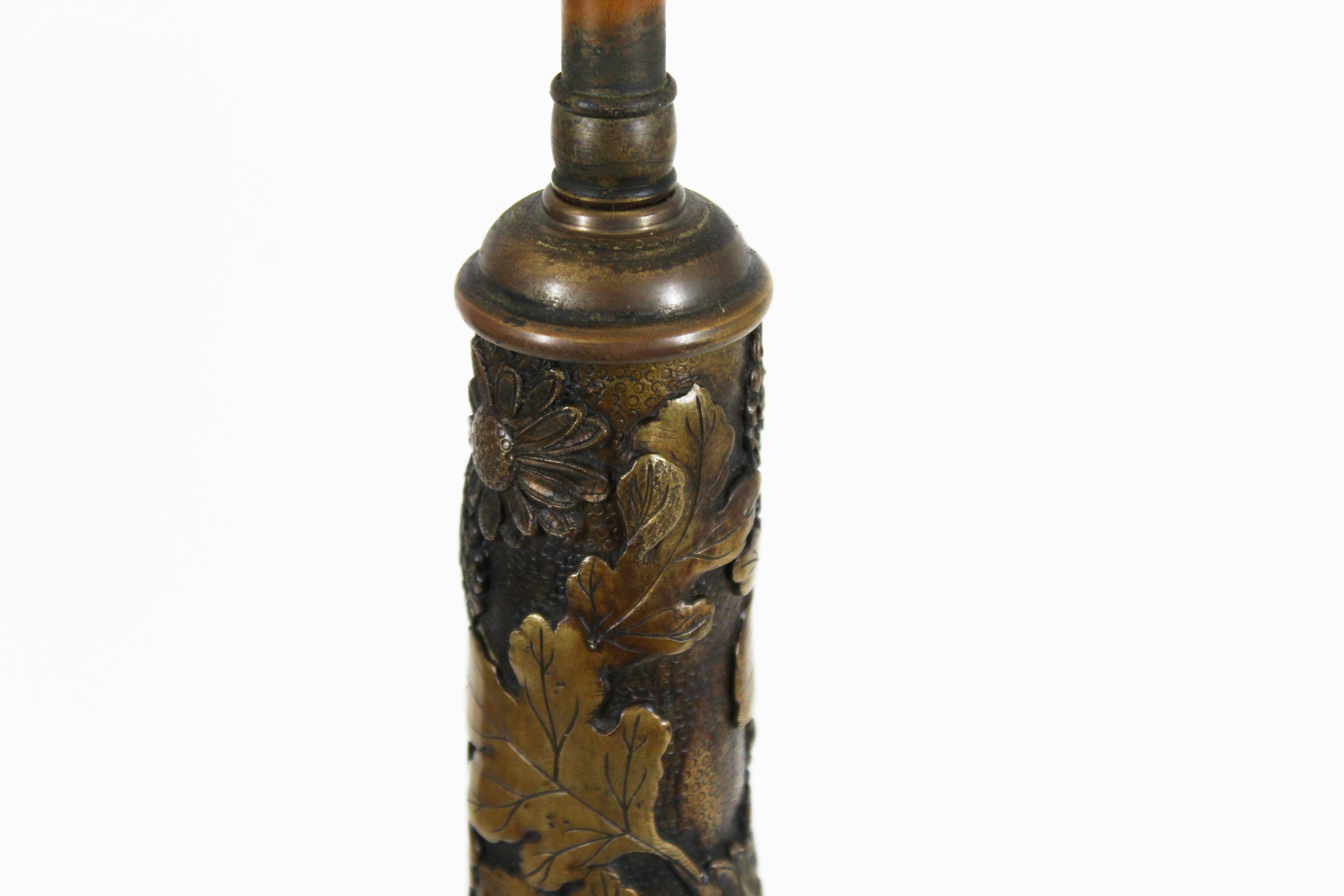 Japanese Taisho Art Nouveau Bronze Table Lamp with Chrysanthemums and Oak Leaves For Sale 5