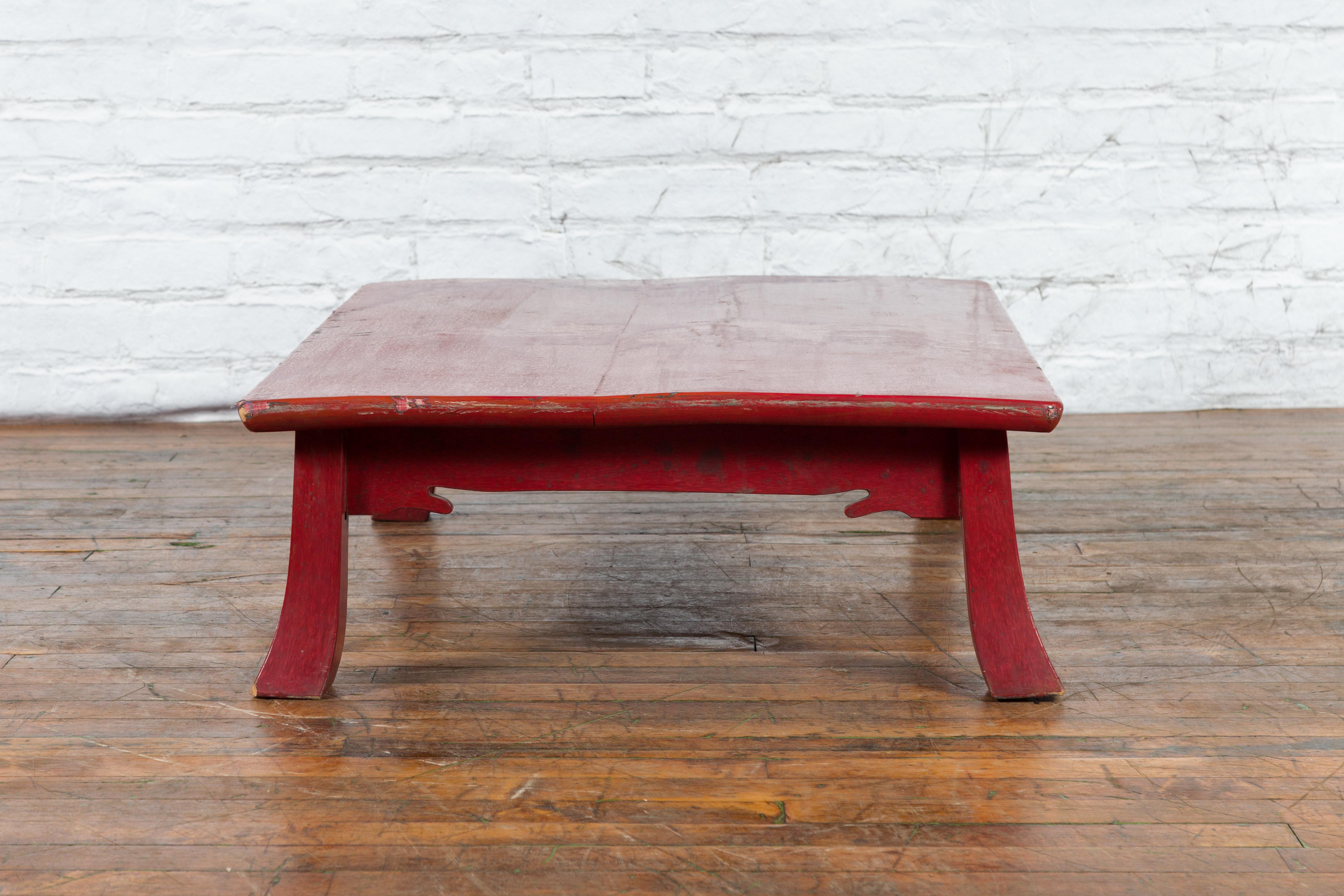Japanese Taishō Early 20th Century Red Lacquer Coffee Table with Carved Apron For Sale 3
