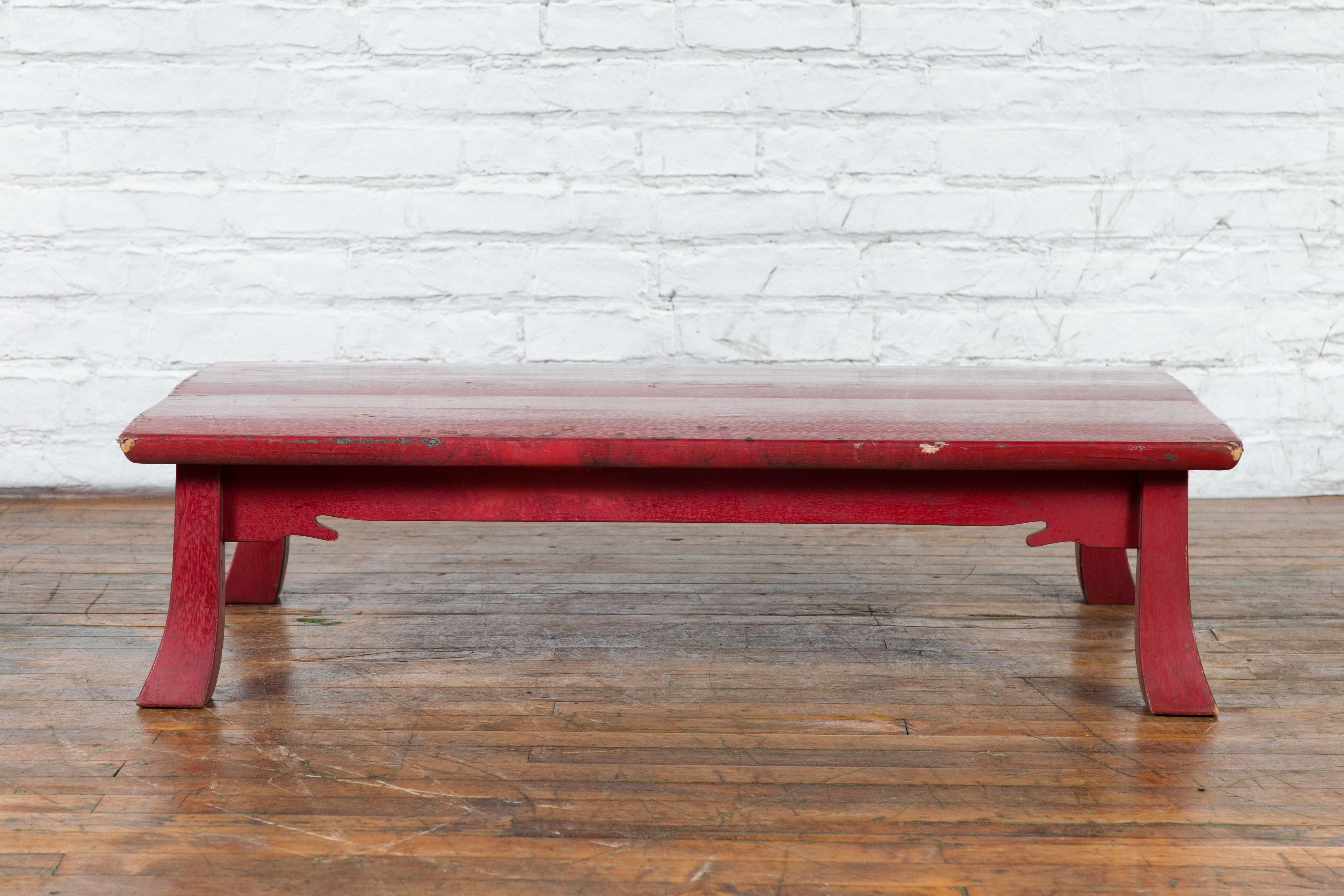 Japanese Taishō Early 20th Century Red Lacquer Coffee Table with Carved Apron For Sale 4