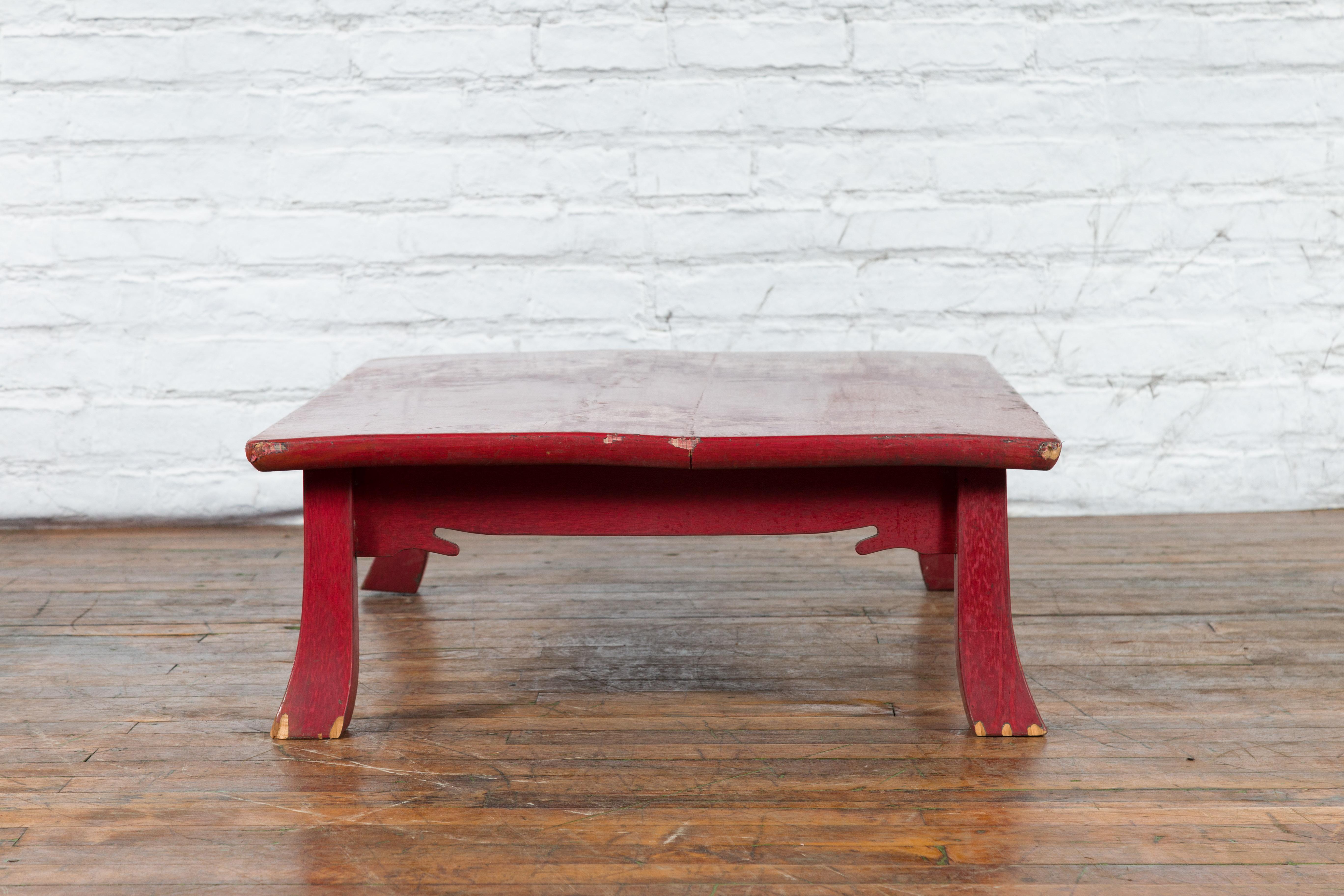 Japanese Taishō Early 20th Century Red Lacquer Coffee Table with Carved Apron For Sale 5