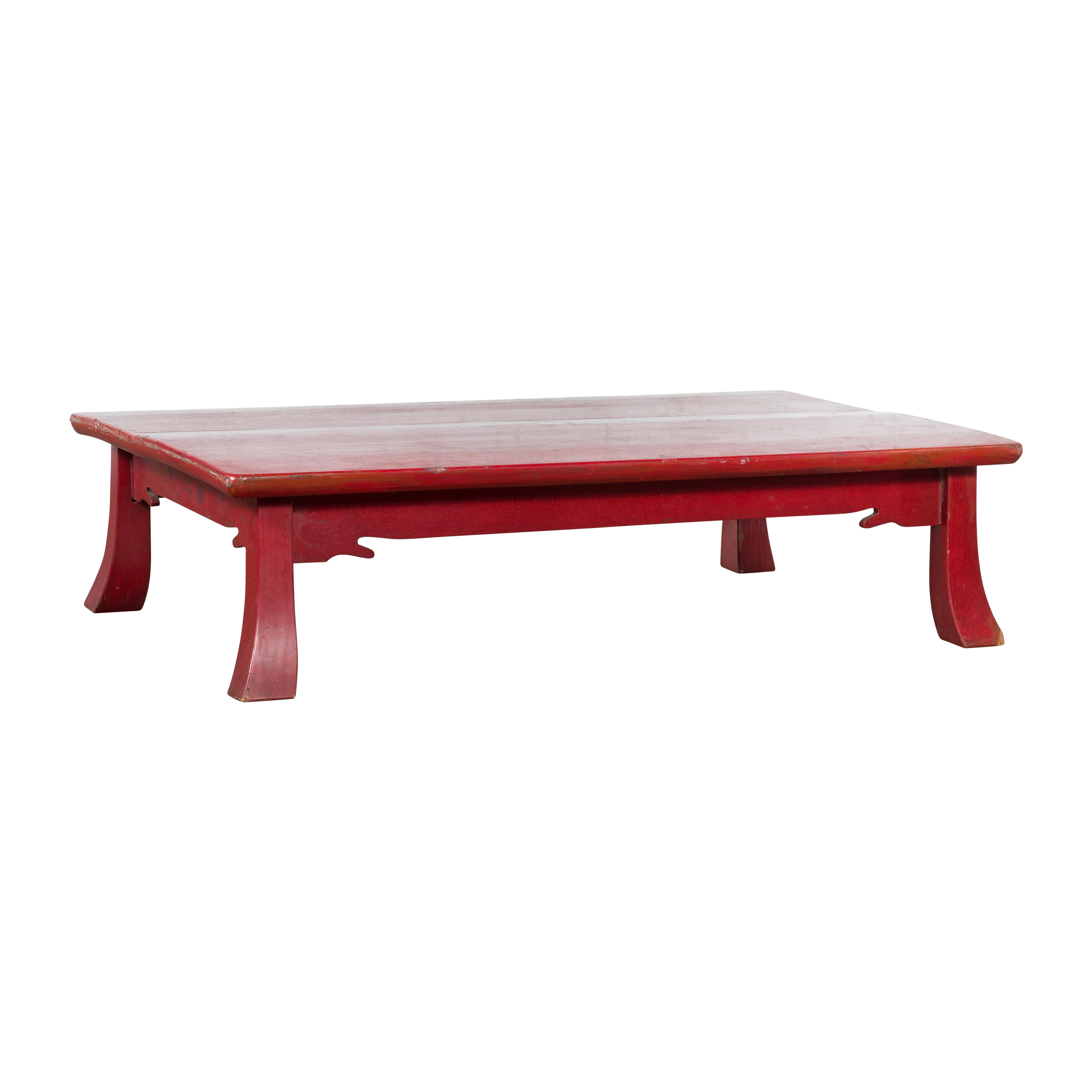 Japanese Taishō Early 20th Century Red Lacquer Coffee Table with Carved Apron For Sale 6