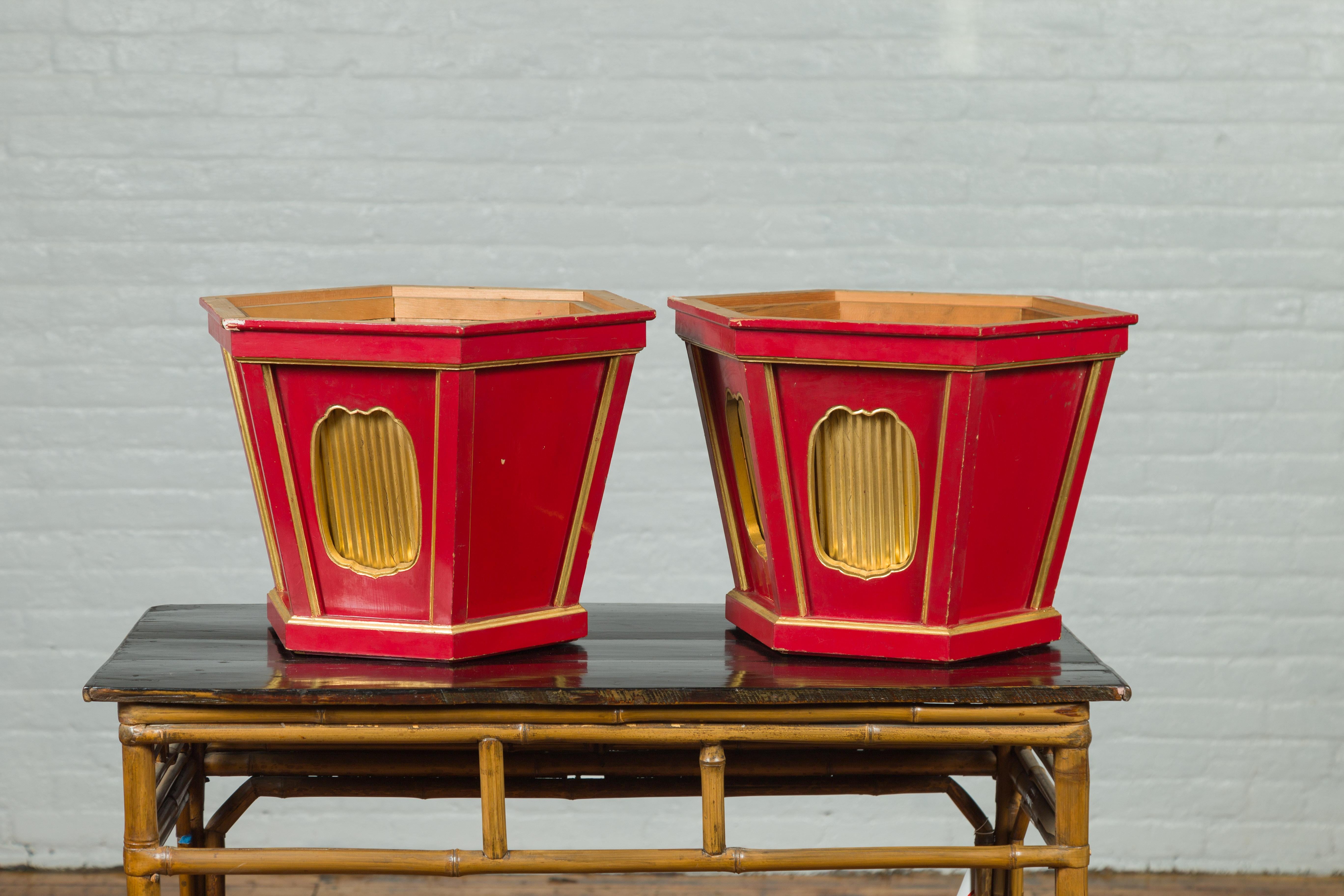 Japanese Taishō Gold and Red Lacquer Hexagonal Planters with Reeded Cartouches For Sale 3