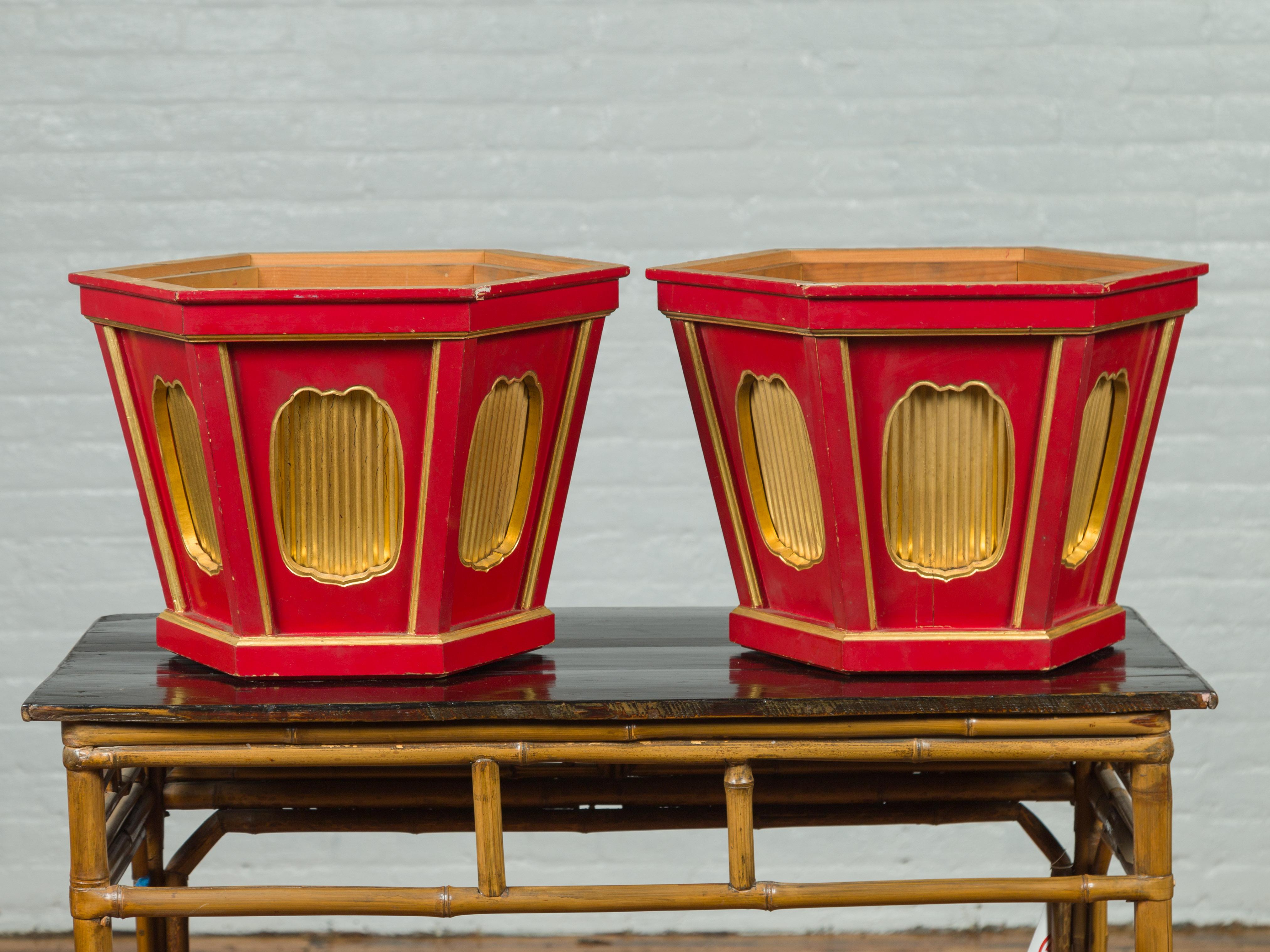 20th Century Japanese Taishō Gold and Red Lacquer Hexagonal Planters with Reeded Cartouches For Sale