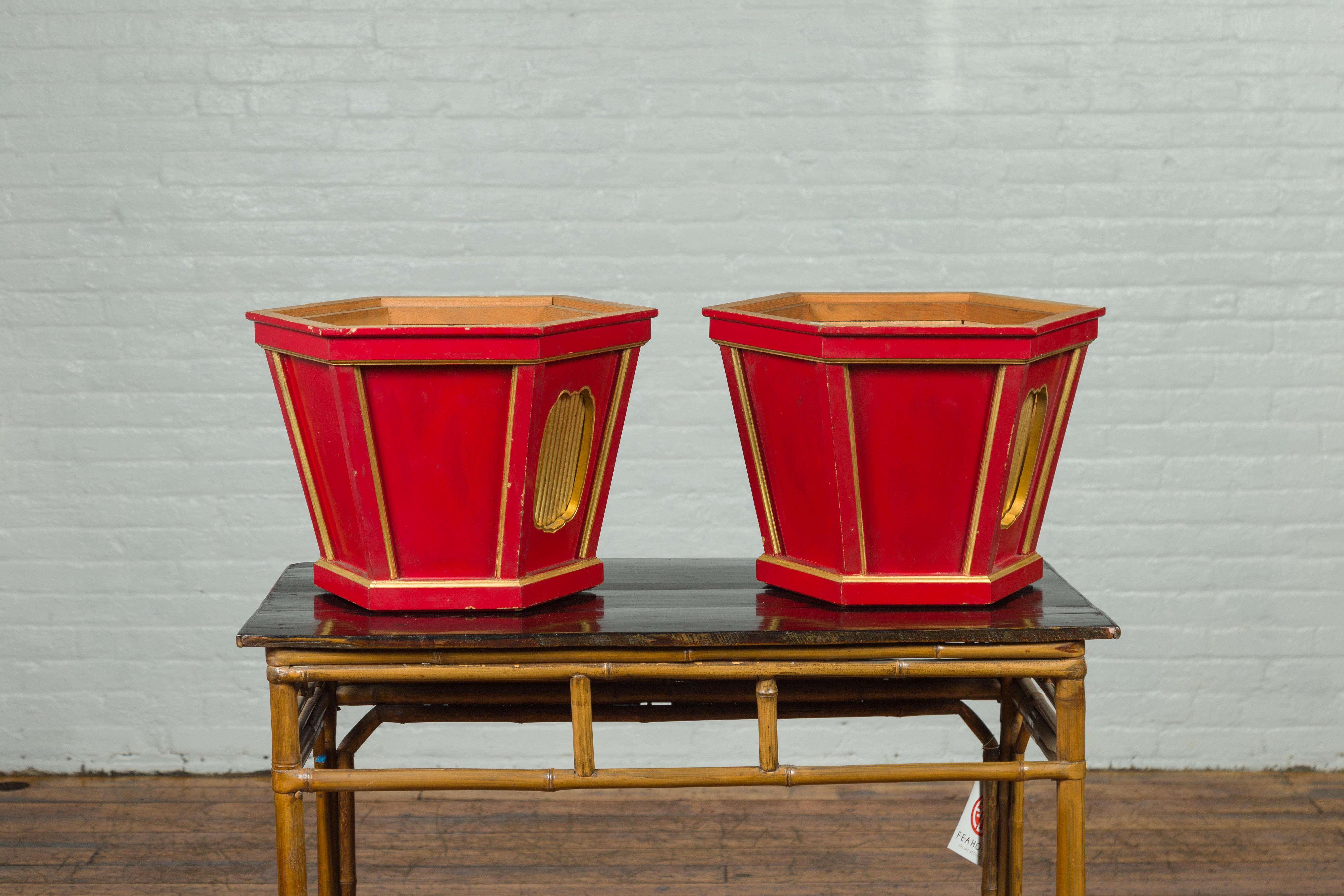 Japanese Taishō Gold and Red Lacquer Hexagonal Planters with Reeded Cartouches For Sale 1