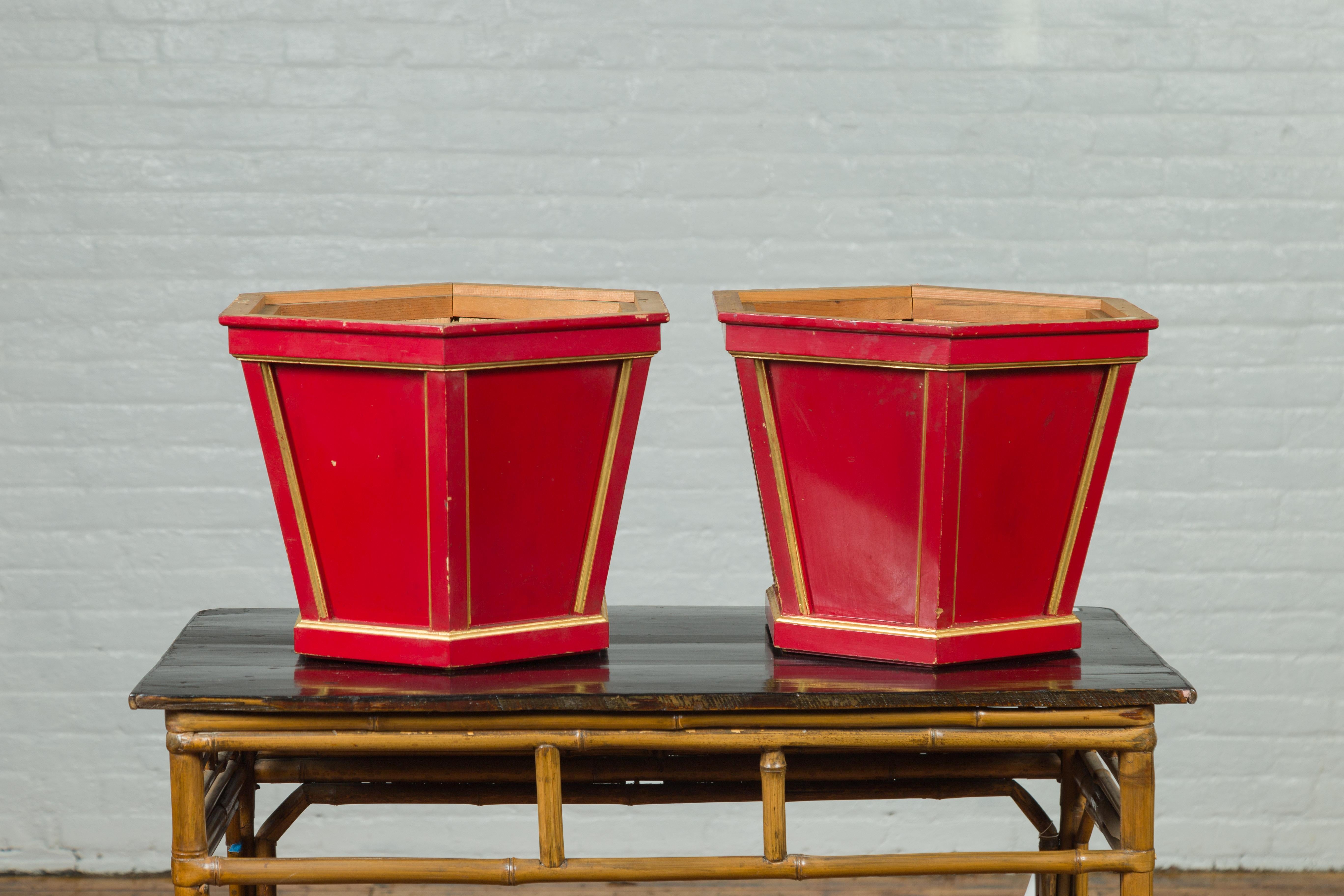 Japanese Taishō Gold and Red Lacquer Hexagonal Planters with Reeded Cartouches For Sale 2