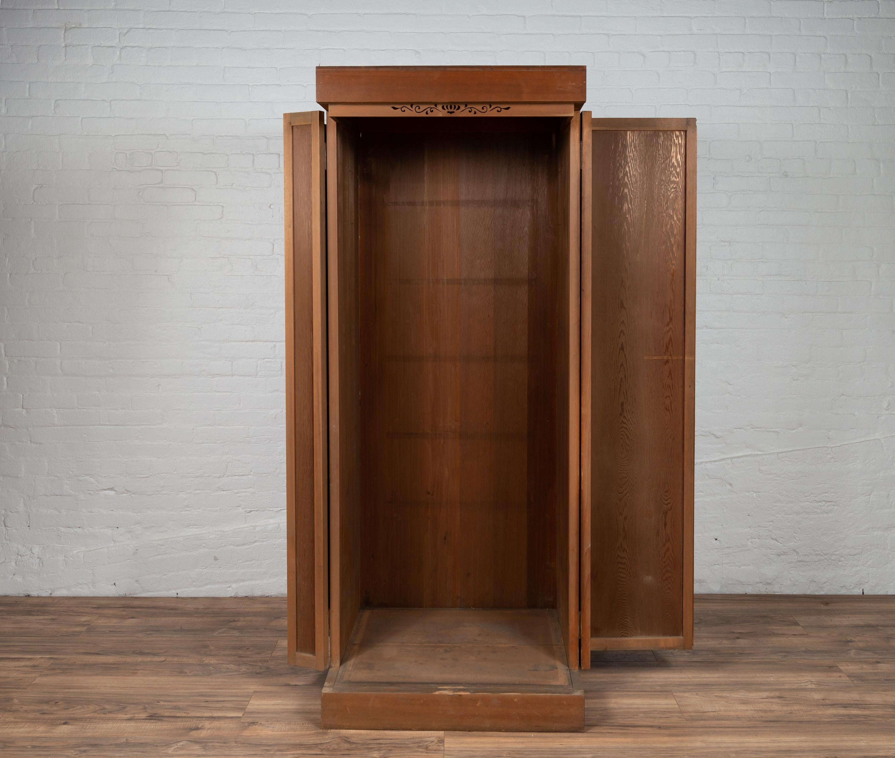 Japanese Taishō Period 1900s Hinoki Wood Armoire with Rare Design Folding Doors In Good Condition In Yonkers, NY