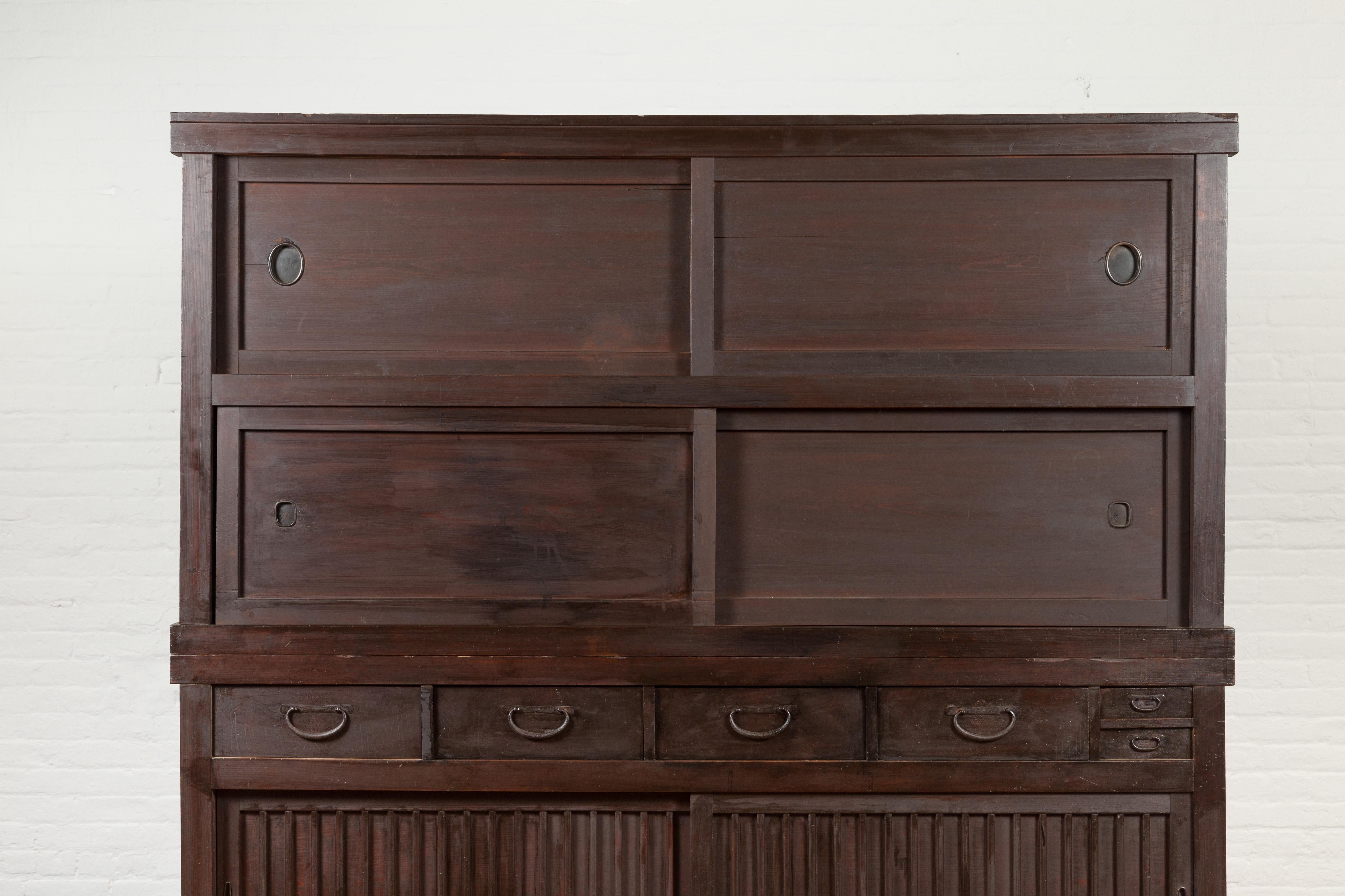 Japanese Taishō Period Early 20th Century Kiri Wood Mizuya Dansu Kitchen Cabinet In Good Condition For Sale In Yonkers, NY