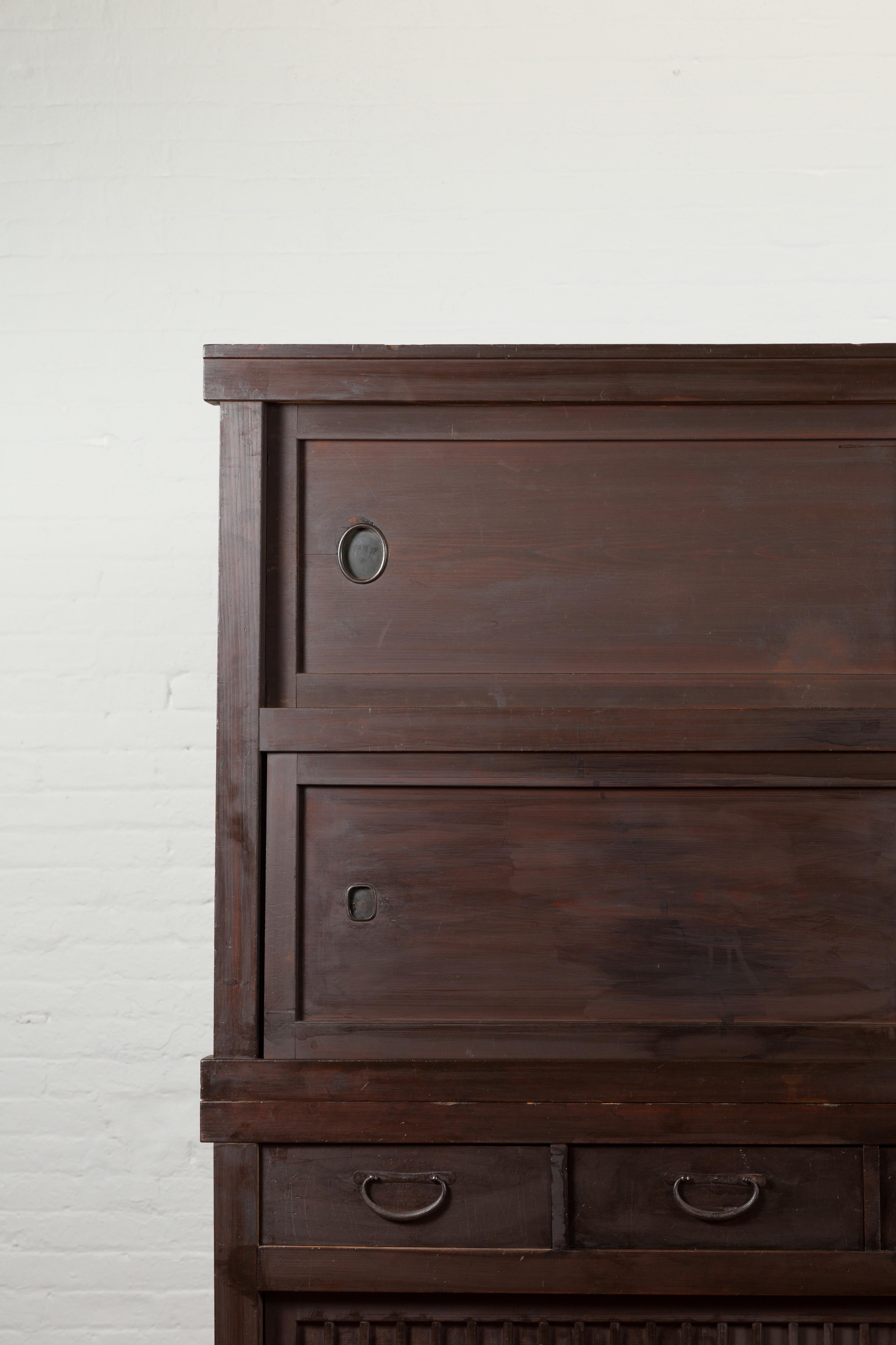 Mobile da cucina giapponese del periodo Taishō, inizio XX secolo, in legno Kiri Mizuya Dansu in vendita 1
