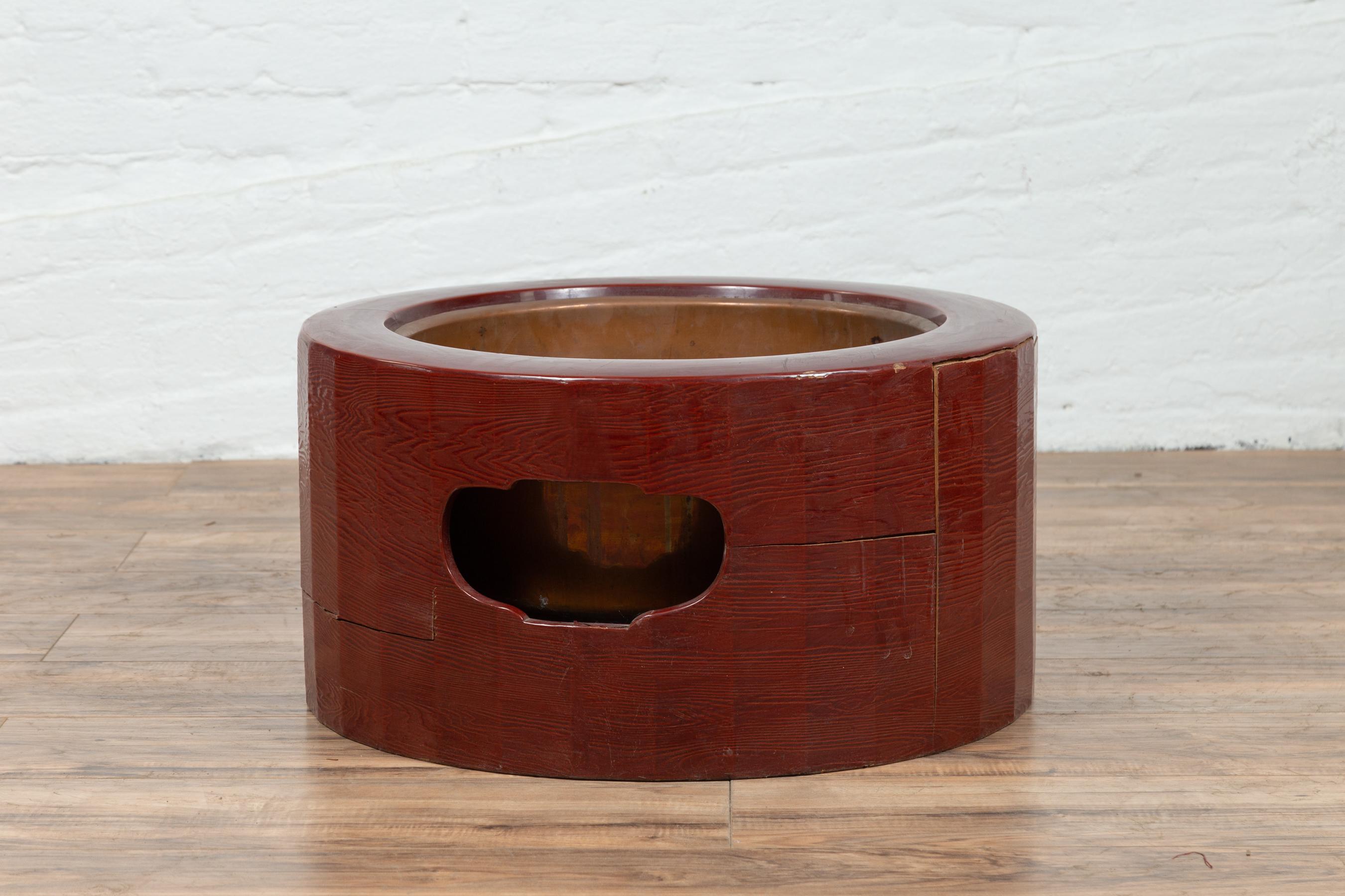 Japanese Taishō Period Early Red Lacquered Circular Hibachi, Early 20th Century For Sale 5