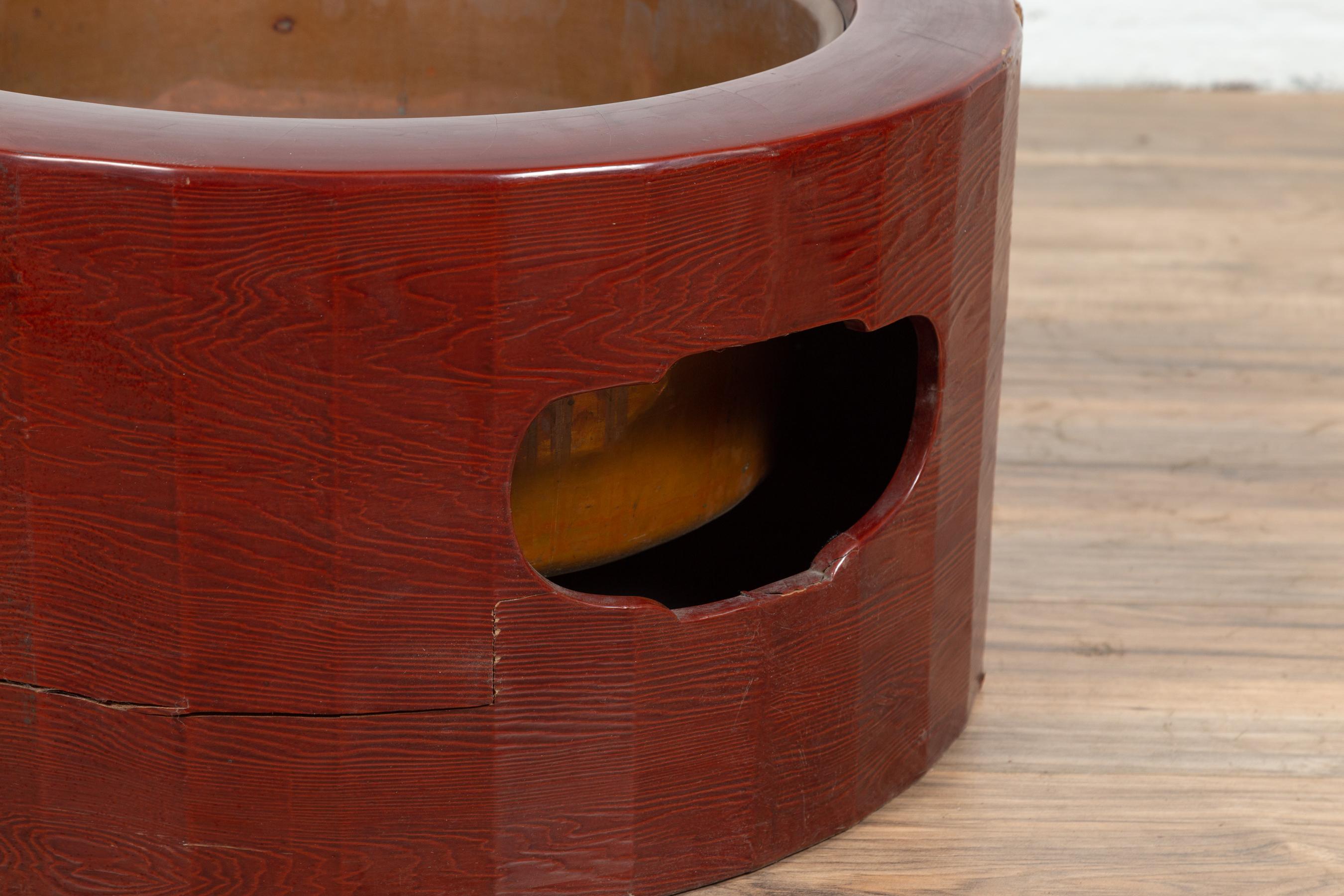 Japanese Taishō Period Early Red Lacquered Circular Hibachi, Early 20th Century In Fair Condition For Sale In Yonkers, NY