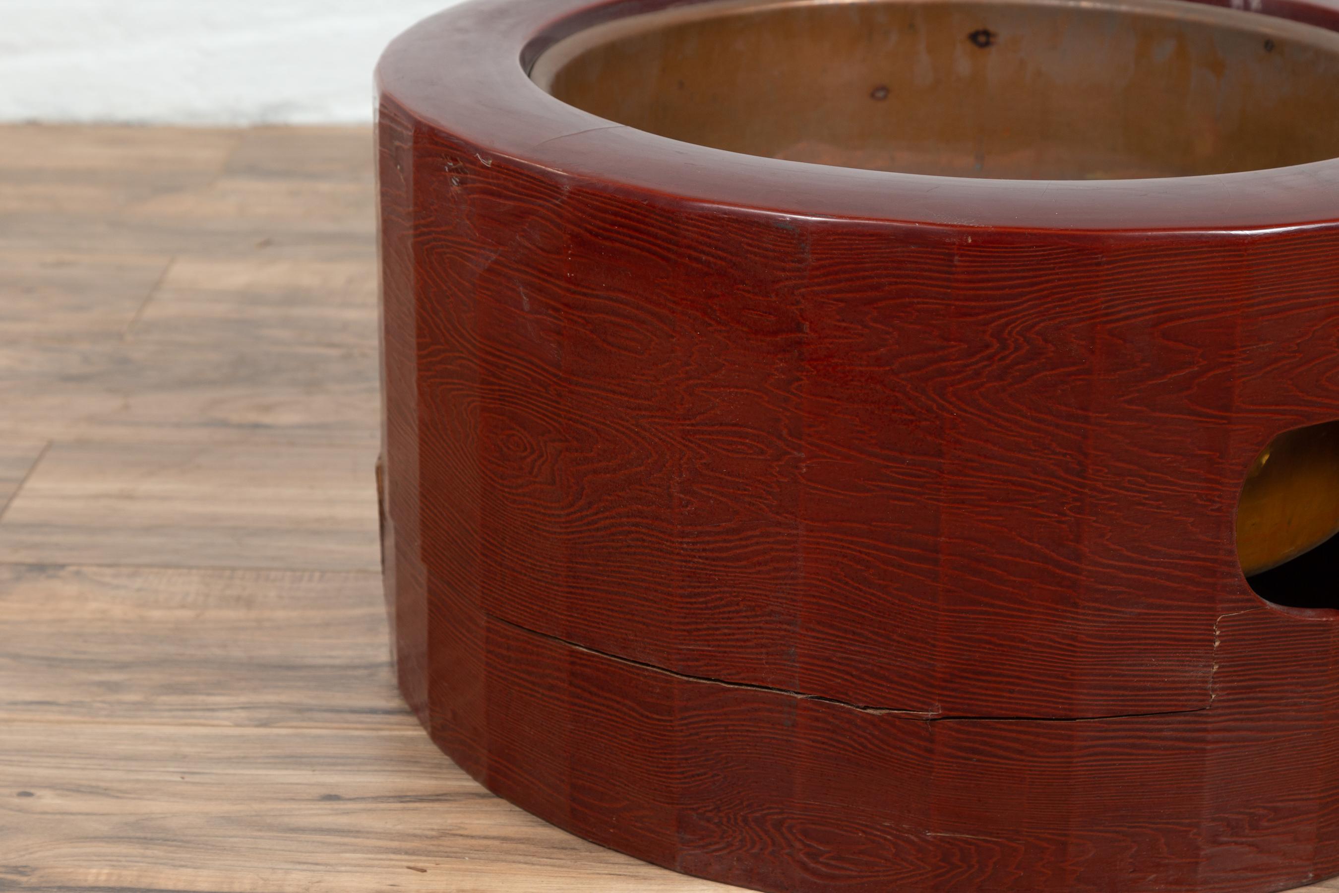 Japanese Taishō Period Early Red Lacquered Circular Hibachi, Early 20th Century For Sale 1