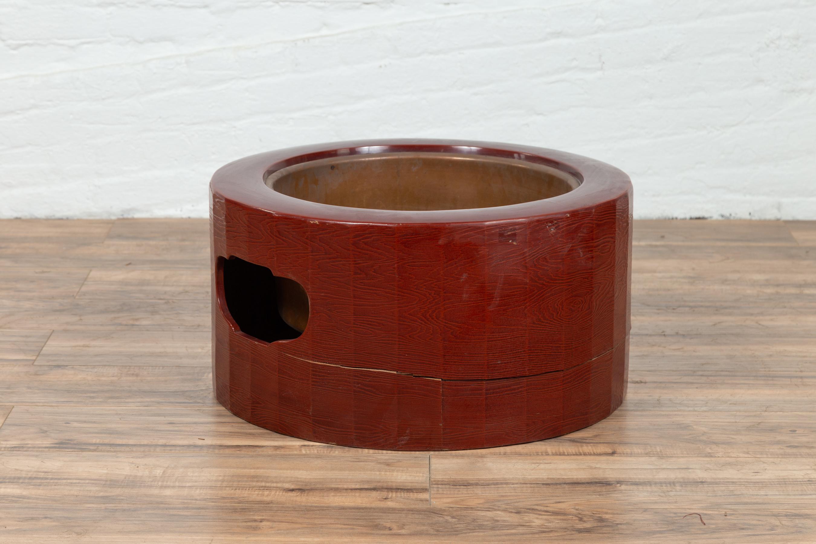 Japanese Taishō Period Early Red Lacquered Circular Hibachi, Early 20th Century For Sale 2