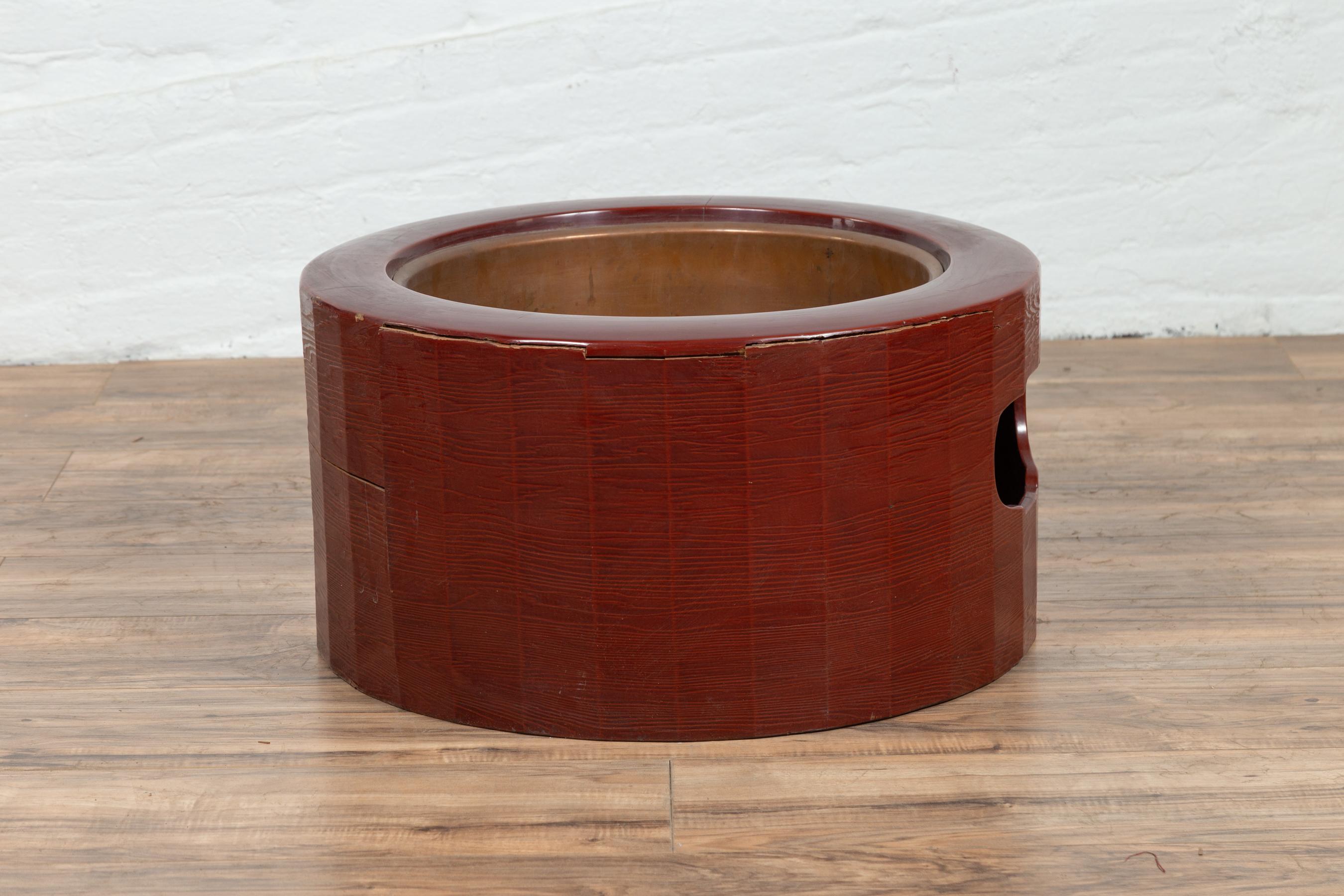 Japanese Taishō Period Early Red Lacquered Circular Hibachi, Early 20th Century For Sale 3