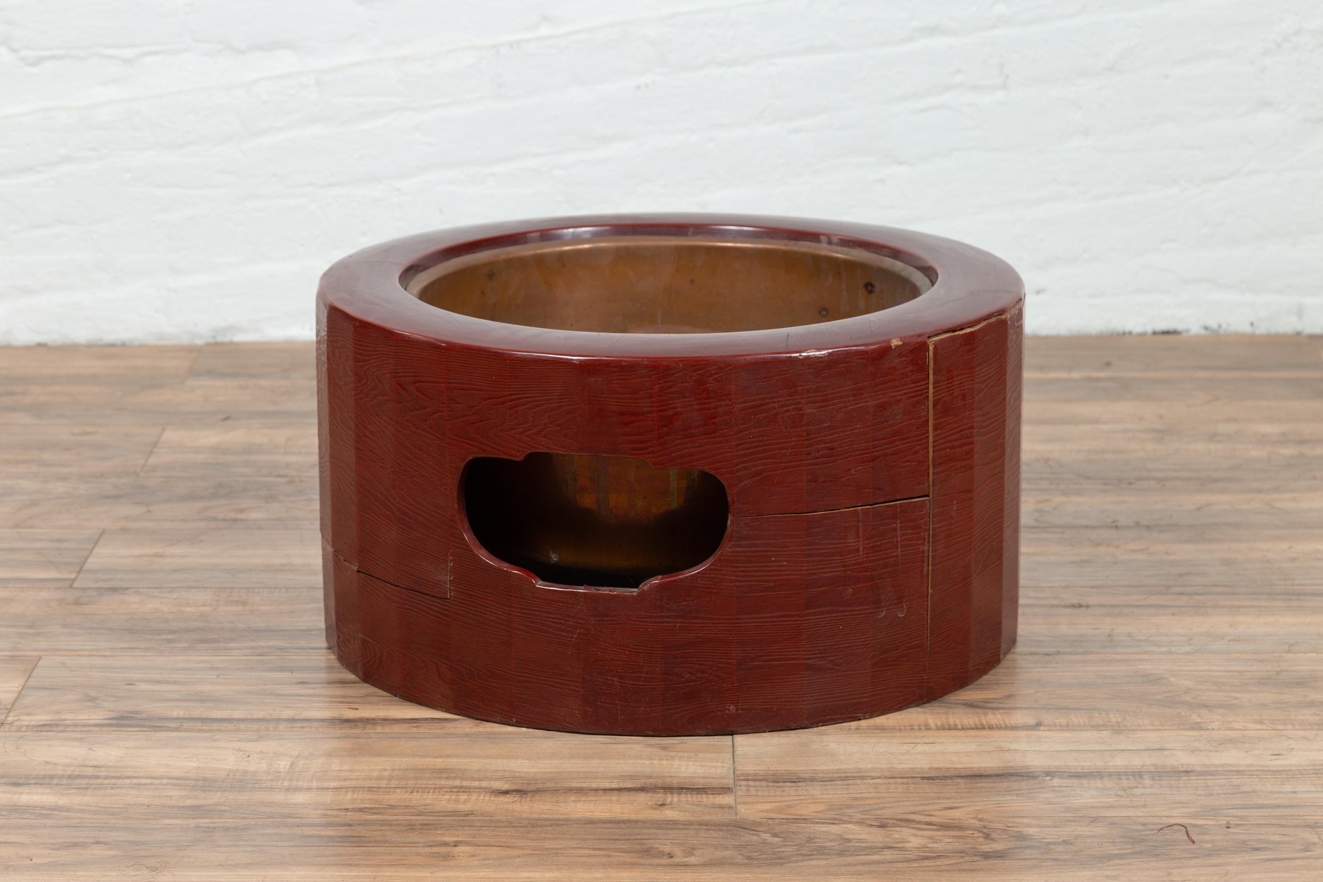 Japanese Taishō Period Early Red Lacquered Circular Hibachi, Early 20th Century For Sale 4