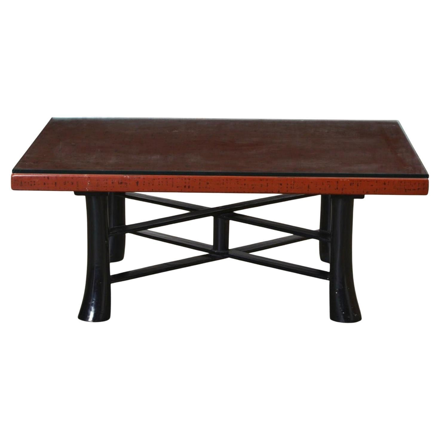 Il s'agit d'un magnifique exemple de table basse ou de table basse japonaise en laque Negoro qui s'intégrerait parfaitement dans un espace au design 