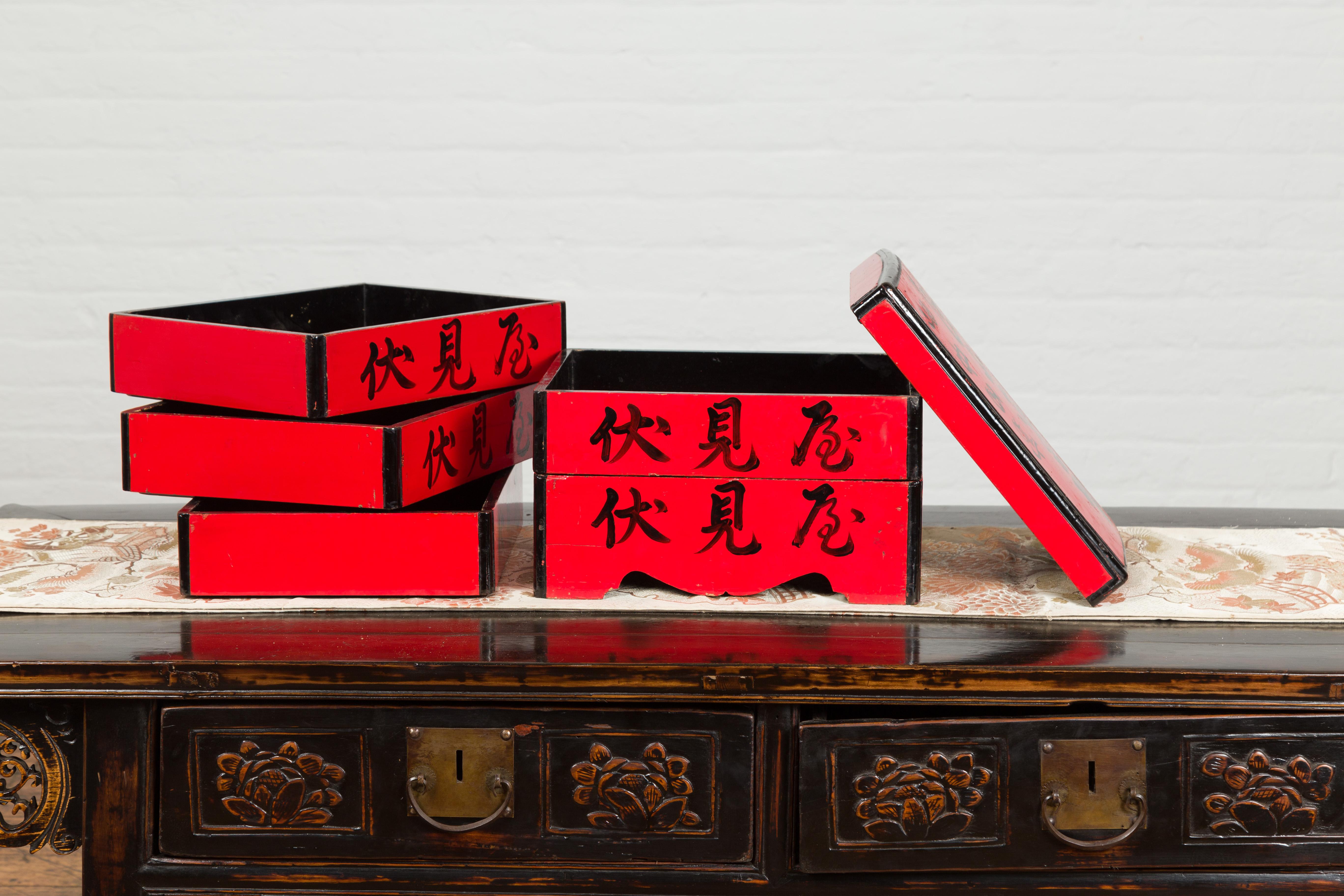 Boîte à aliments à étages laquée rouge de la période japonaise Taish avec calligraphie noire en vente 4