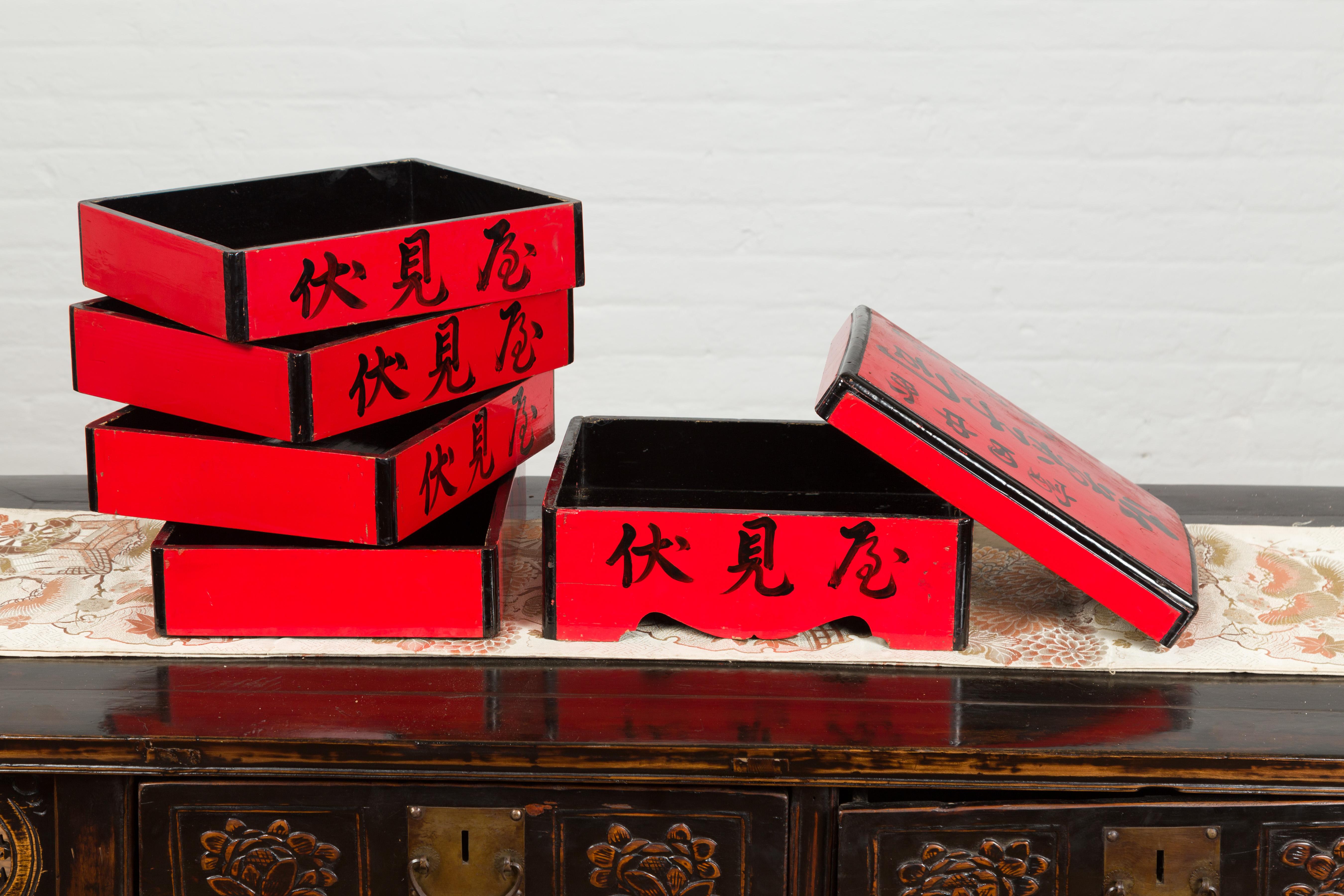 Boîte à aliments à étages laquée rouge de la période japonaise Taish avec calligraphie noire en vente 5