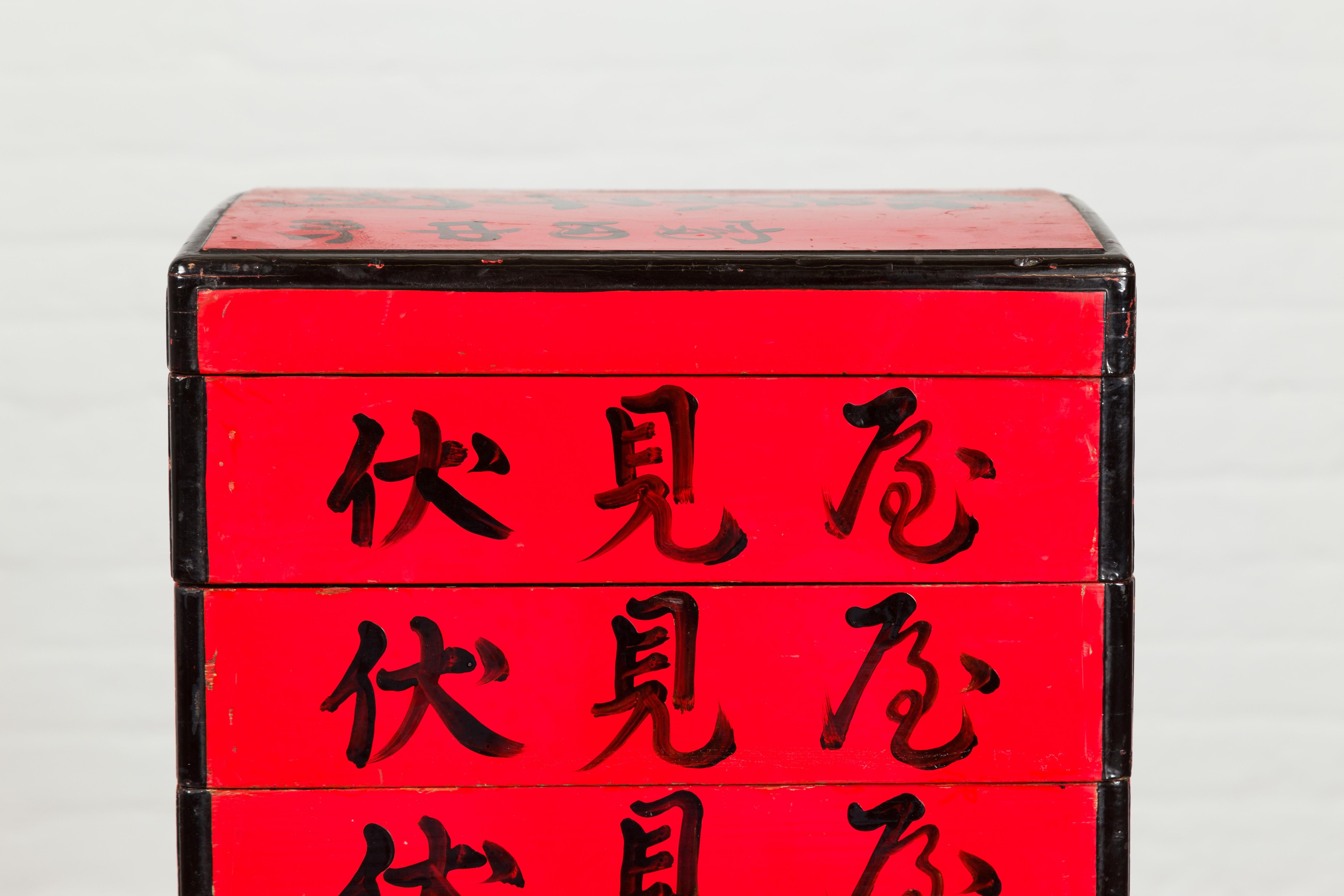 Japanese Taishō Period Red Lacquered Tiered Food Box with Black Calligraphy In Good Condition For Sale In Yonkers, NY