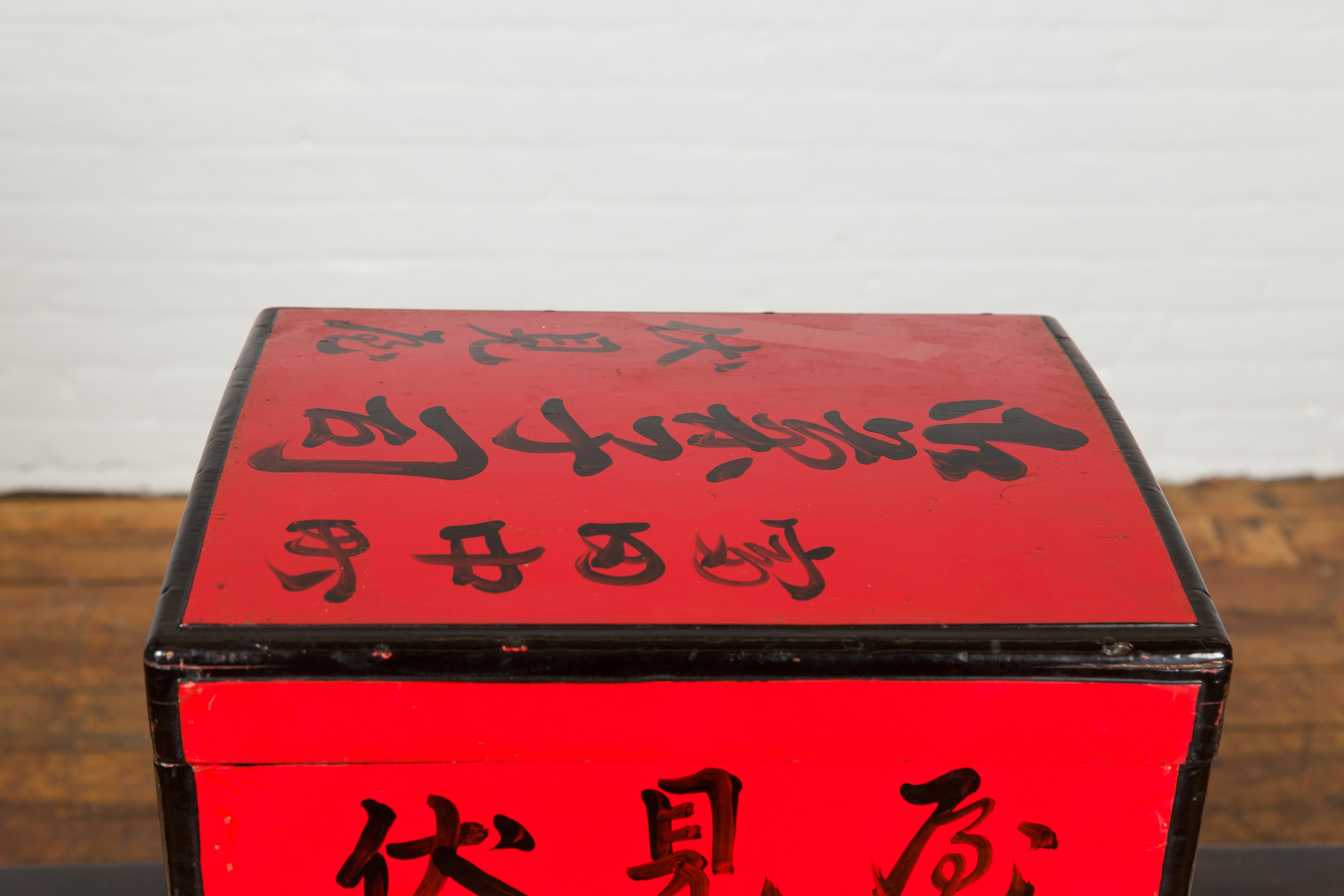 20ième siècle Boîte à aliments à étages laquée rouge de la période japonaise Taish avec calligraphie noire en vente