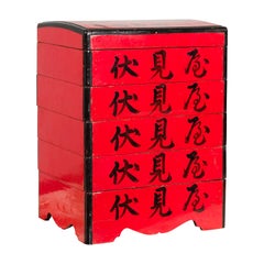 Caja de comida escalonada lacada en rojo del periodo Taishō japonés con caligrafía negra
