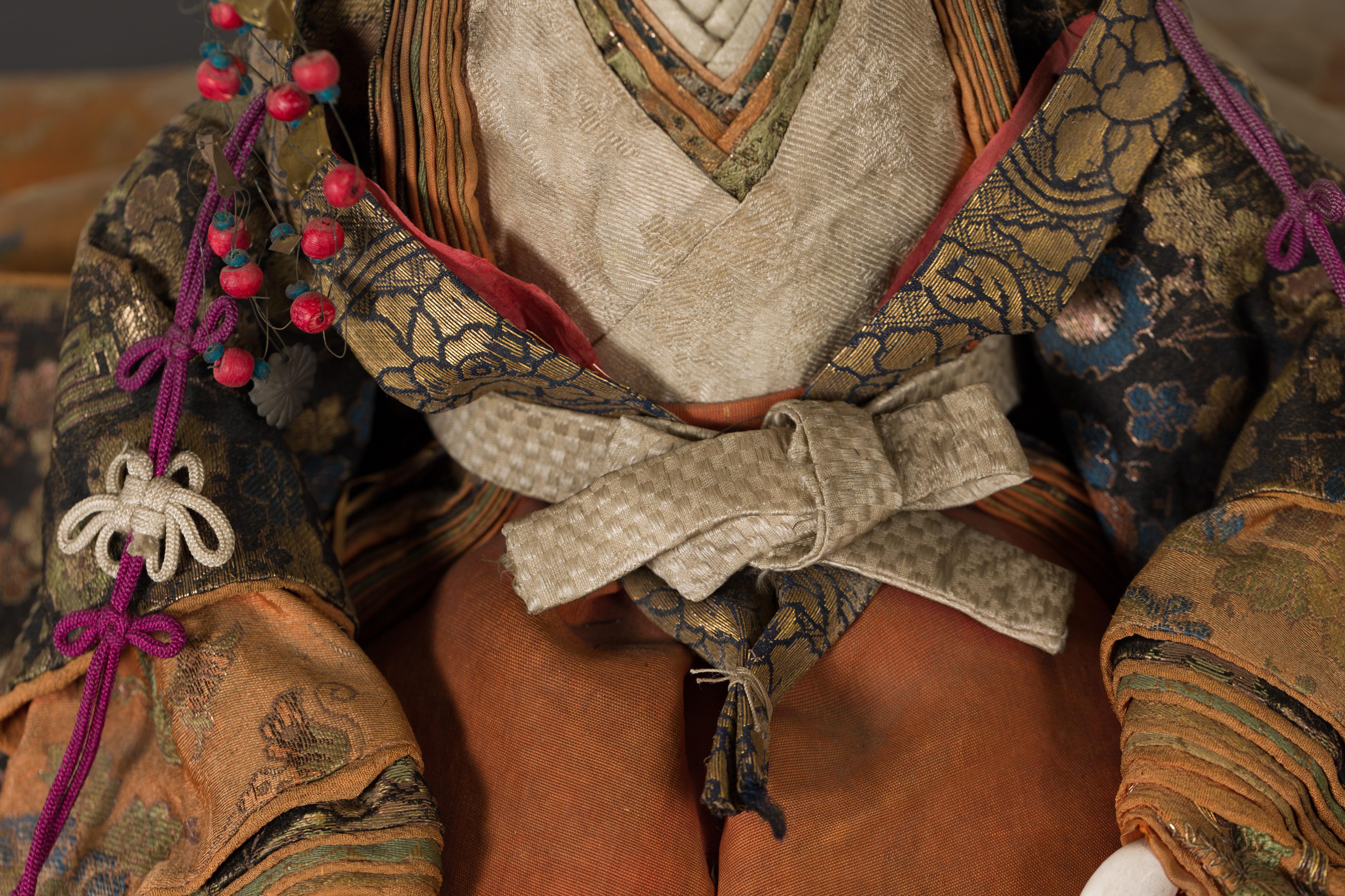Japanische Puppe aus der Taisho-Periode mit Seidenbekleidung und verschnörkeltem Kopfschmuck im Angebot 6