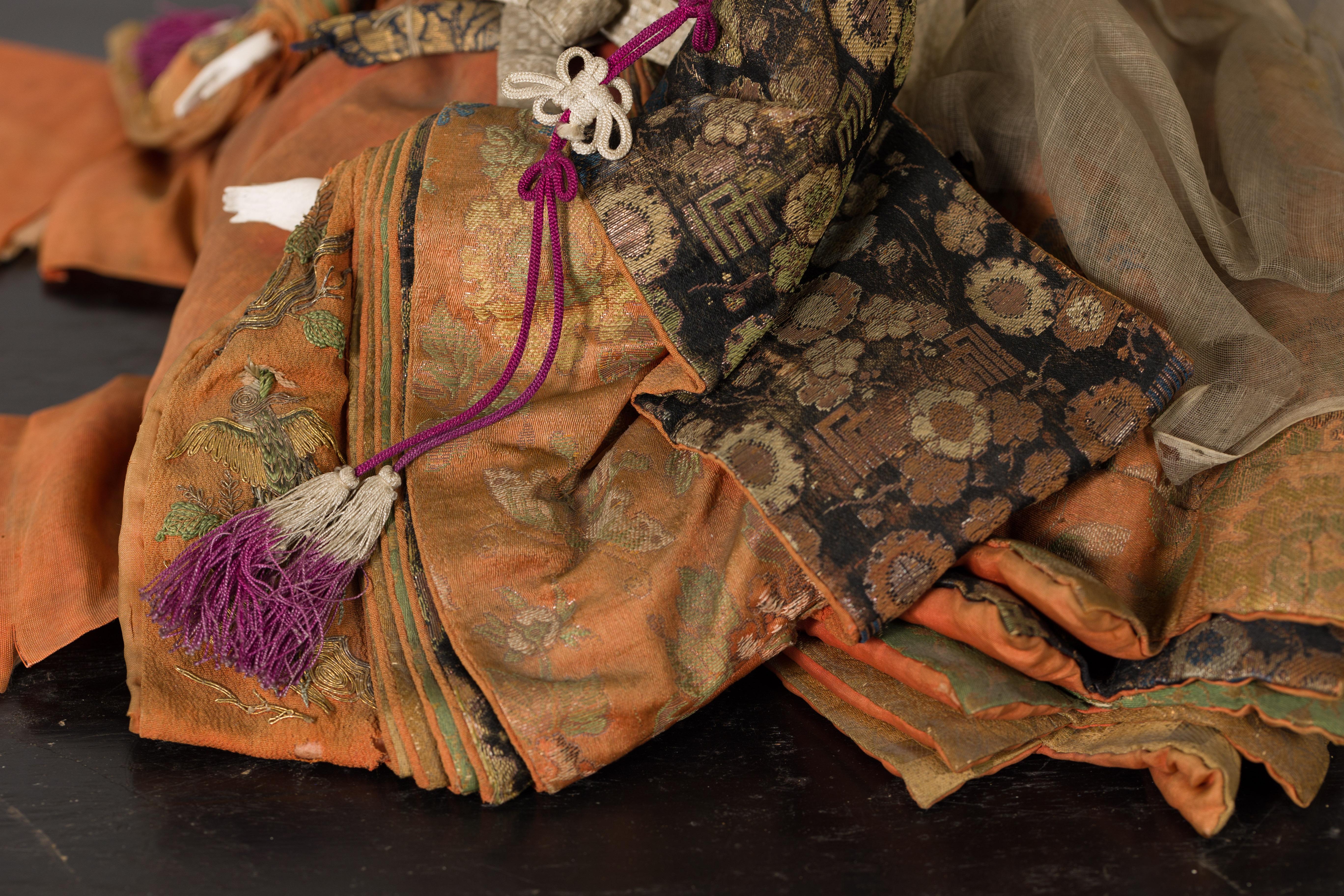 Poupée assise japonaise d'époque Taisho avec vêtement en soie et coiffe ornée en vente 10