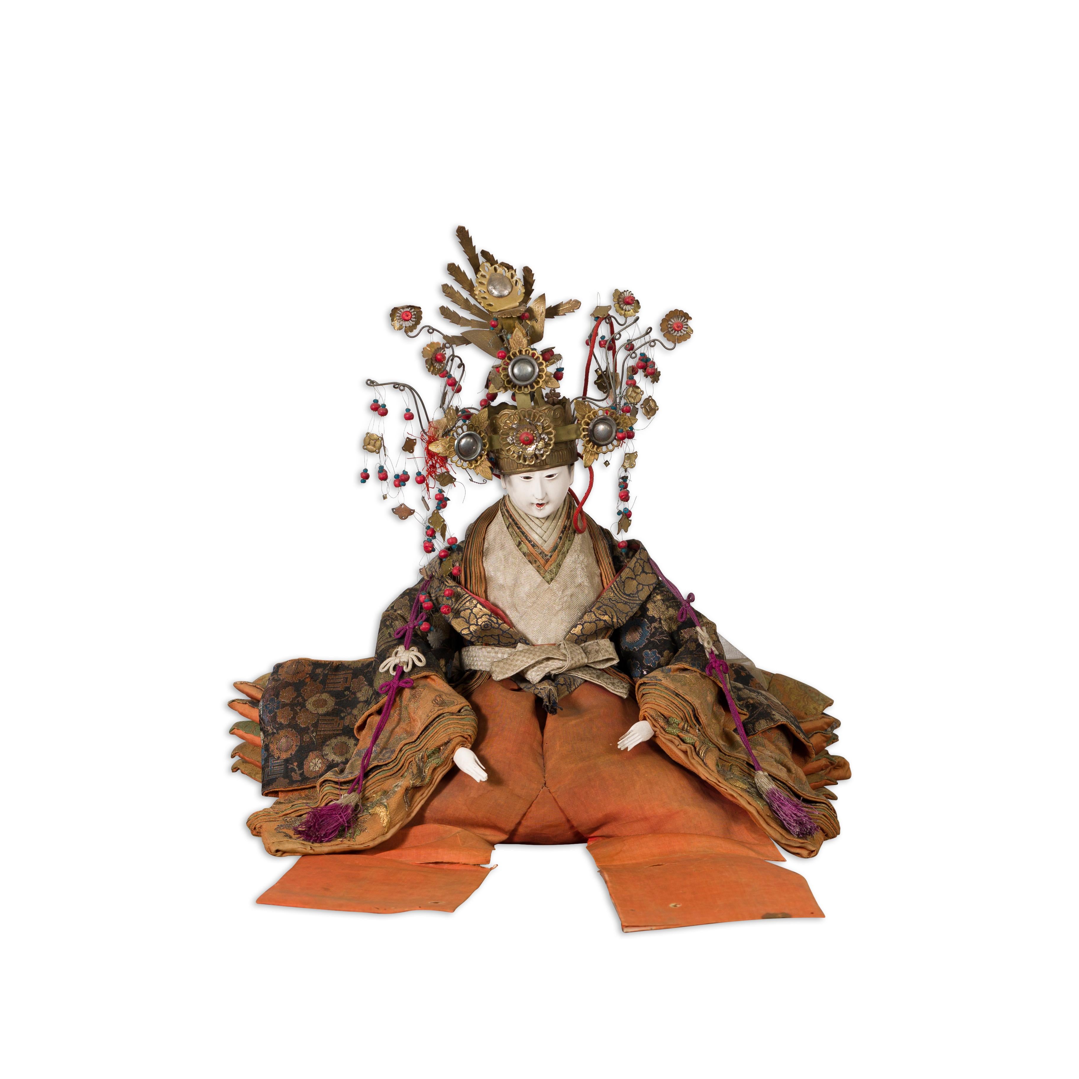 Poupée assise japonaise d'époque Taisho avec vêtement en soie et coiffe ornée en vente 11