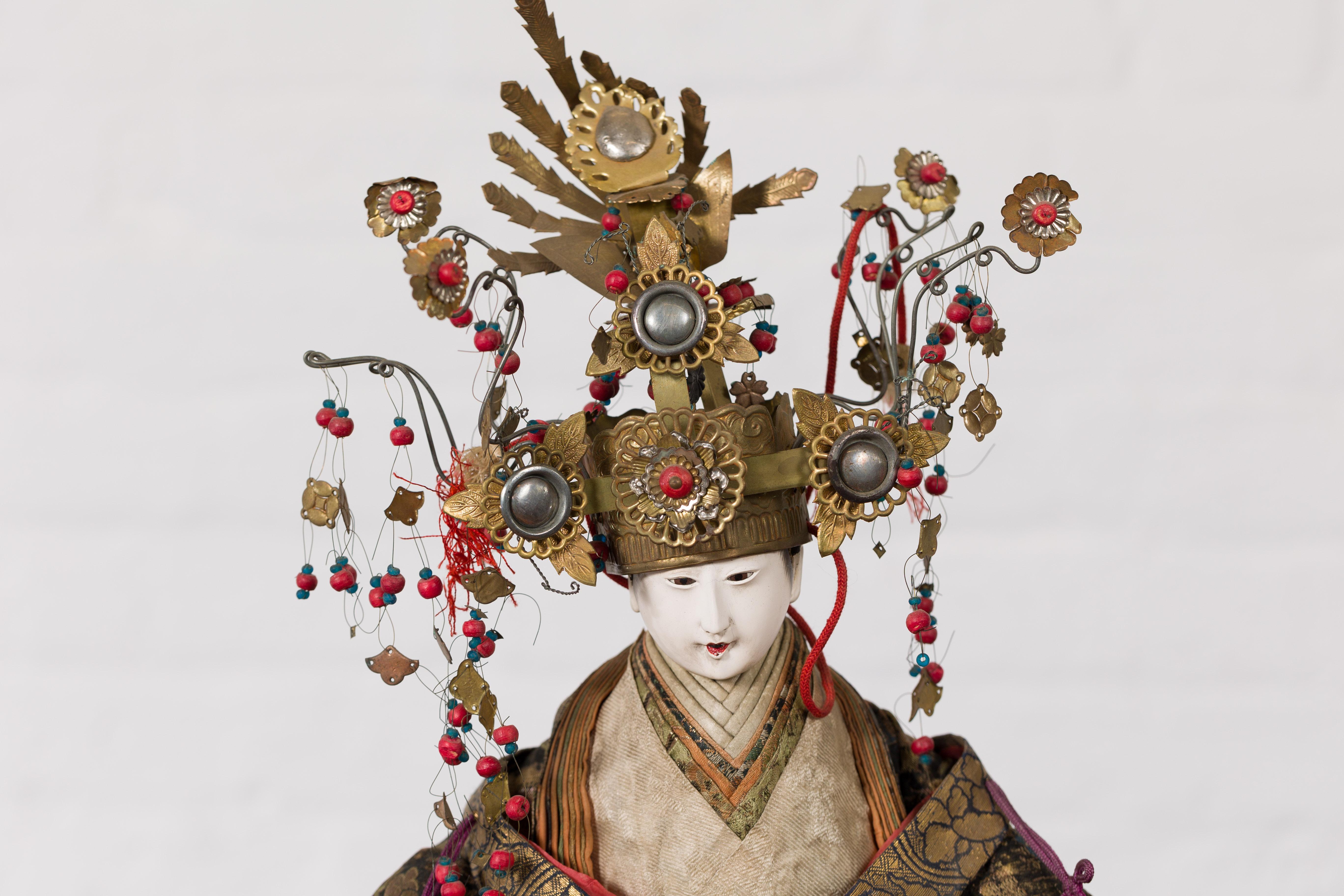 Japanische Puppe aus der Taisho-Periode mit Seidenbekleidung und verschnörkeltem Kopfschmuck (20. Jahrhundert) im Angebot
