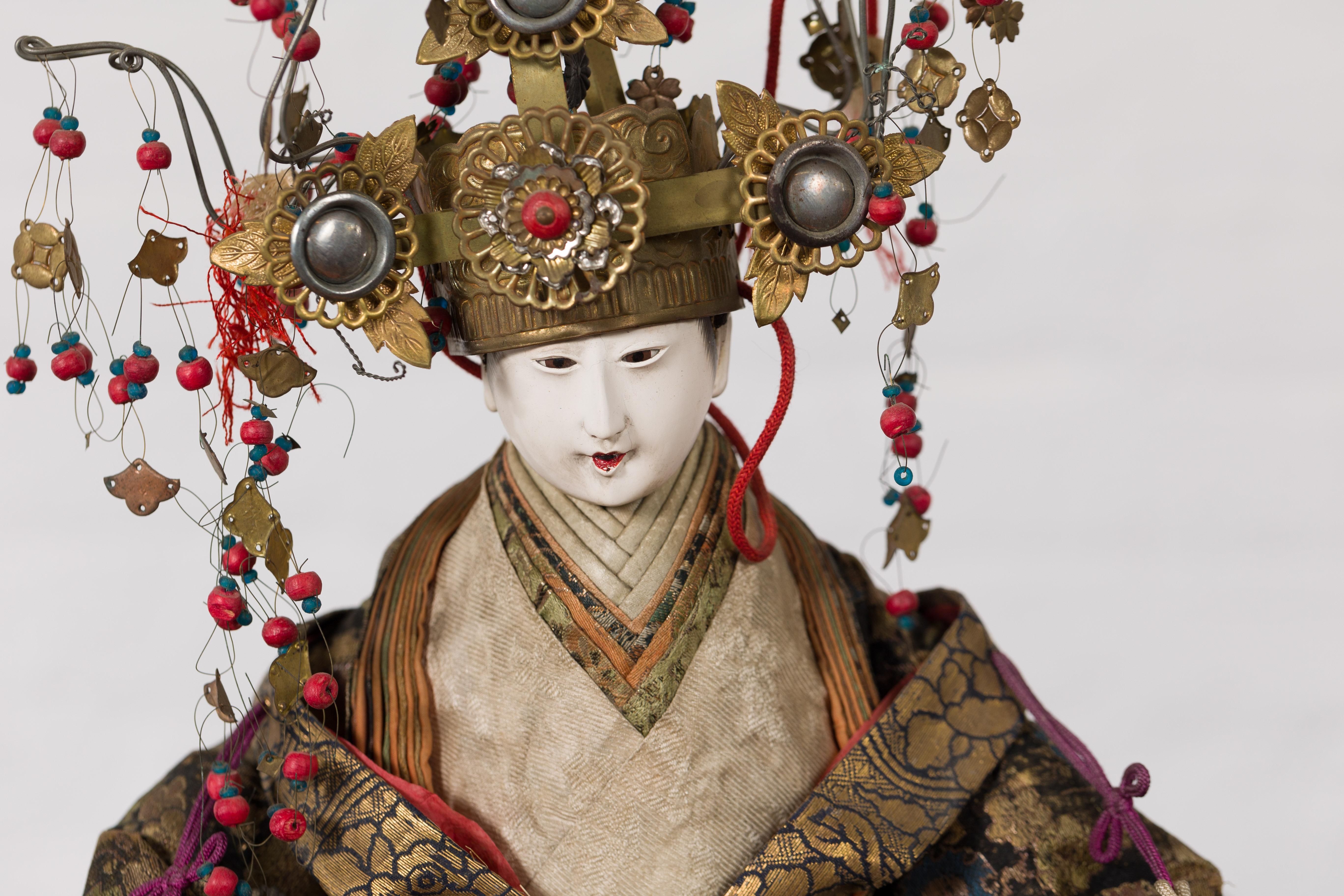 Japanische Puppe aus der Taisho-Periode mit Seidenbekleidung und verschnörkeltem Kopfschmuck (Stoff) im Angebot