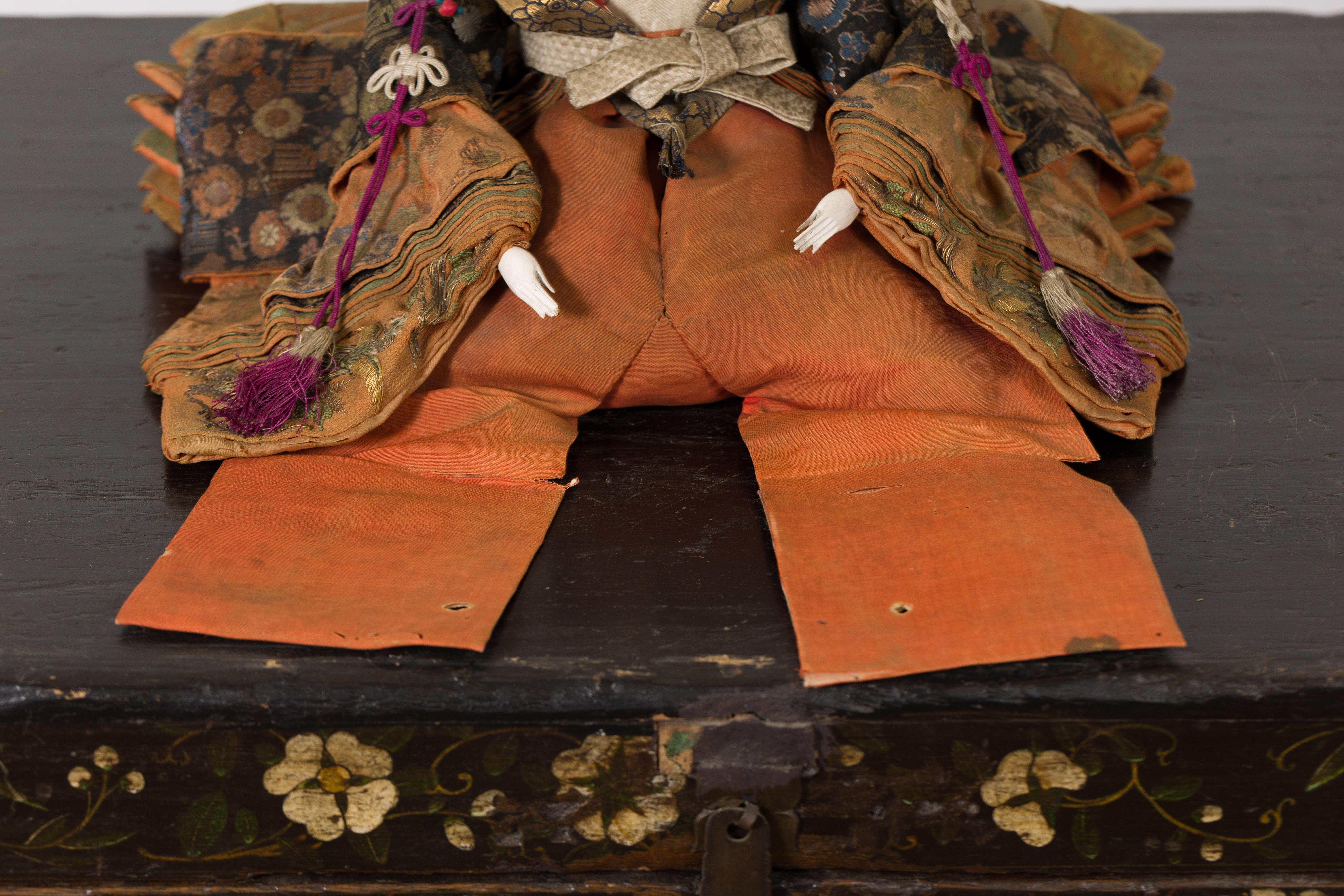 Poupée assise japonaise d'époque Taisho avec vêtement en soie et coiffe ornée en vente 2