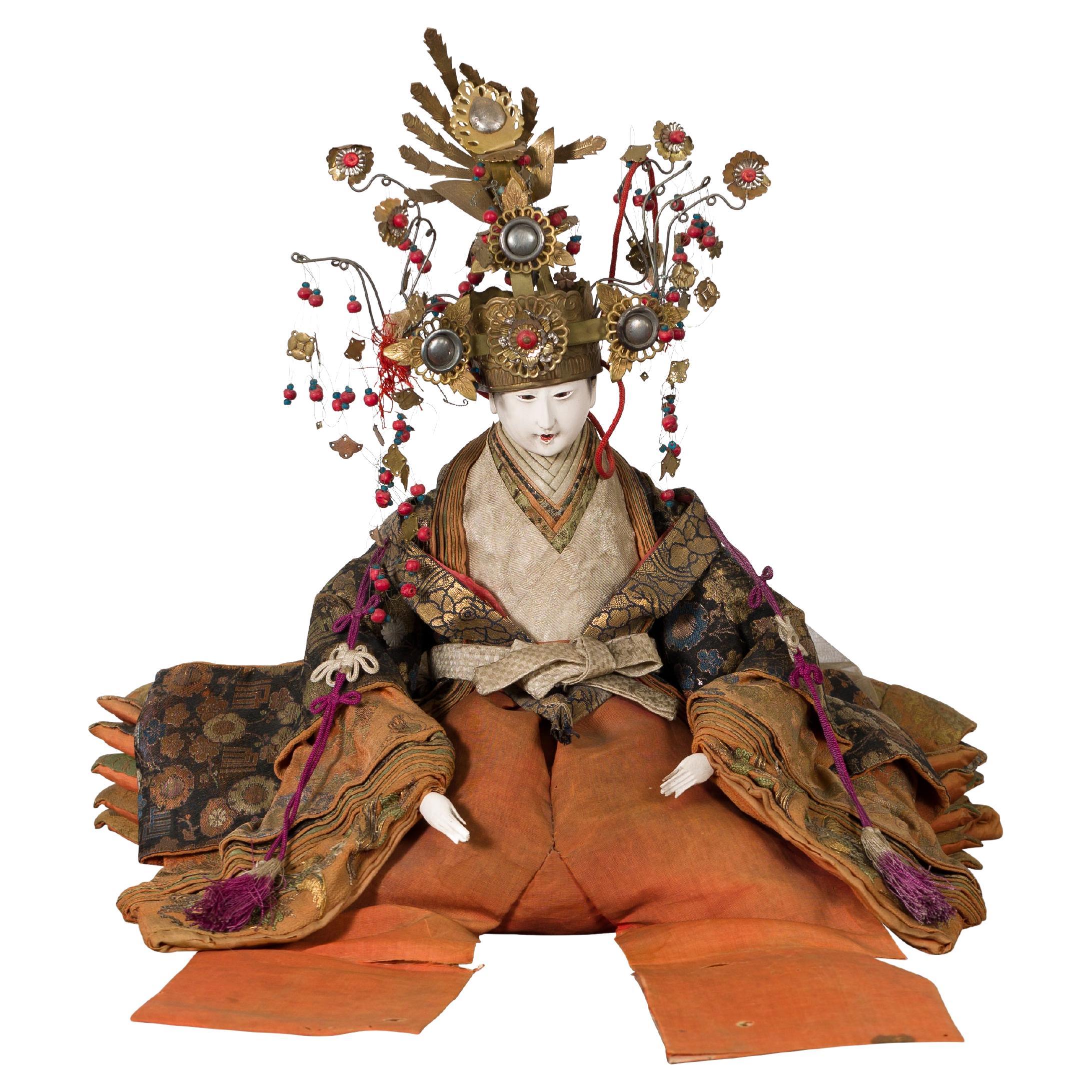 Japanische Puppe aus der Taisho-Periode mit Seidenbekleidung und verschnörkeltem Kopfschmuck